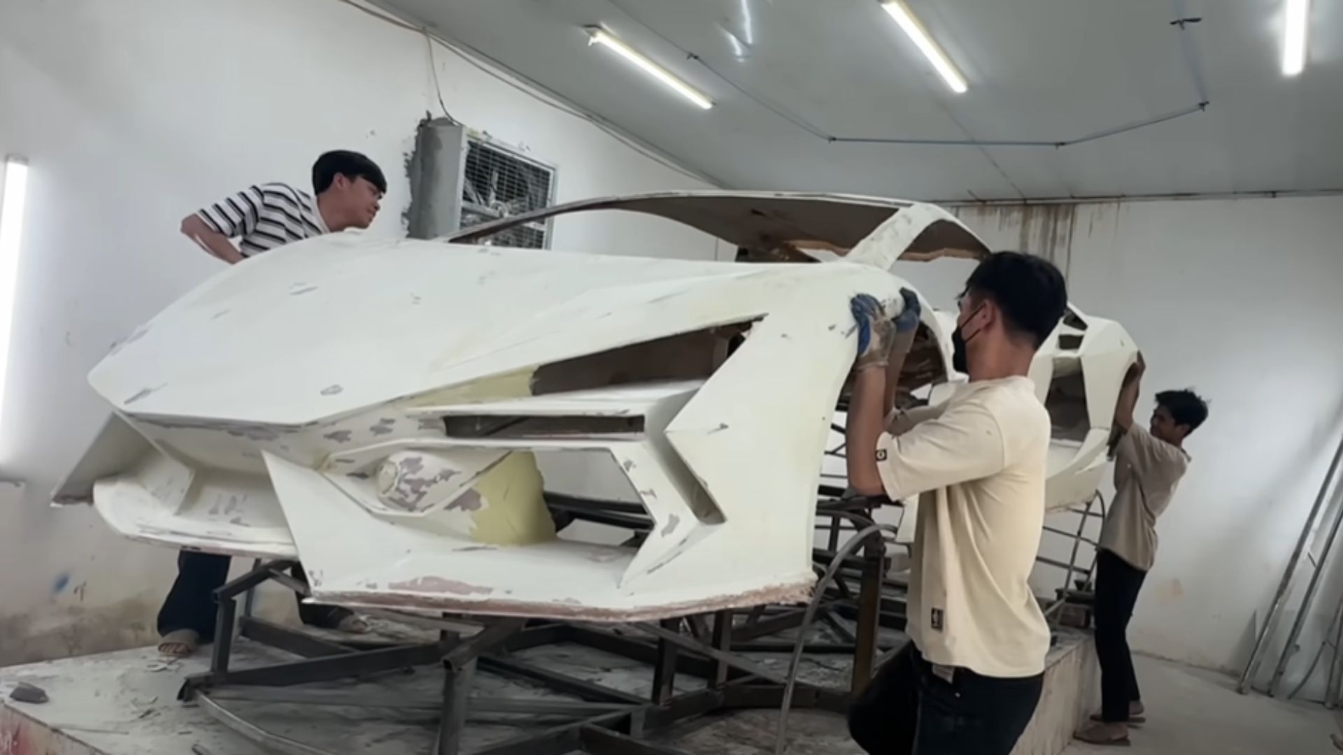 Biến chiếc Nissan cũ hỏng thành Lamborghini Revuelto, các thợ xe Việt Nam được thế giới ngả mũ khâm phục- Ảnh 7.