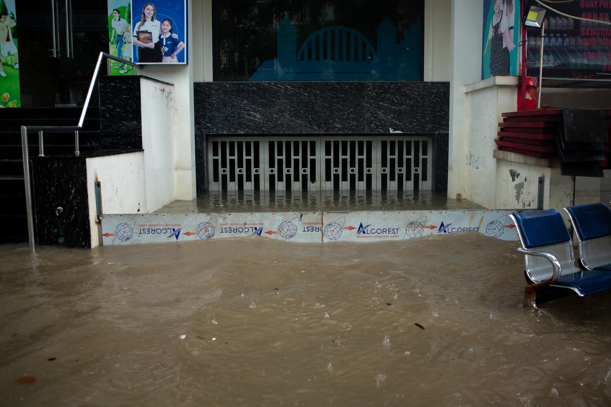 Cảnh đi thuyền, kéo xe tự chế tại khu đô thị triệu USD nhưng hễ mưa là ngập ở Hà Nội- Ảnh 7.