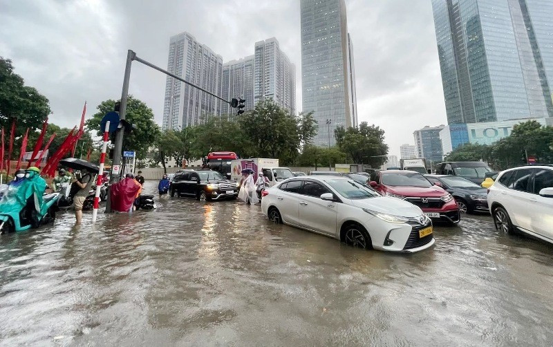 Hà Nội ngập, ùn tắc kéo dài giờ tan tầm: Người dân chui vào cốp xe chờ nước rút- Ảnh 5.