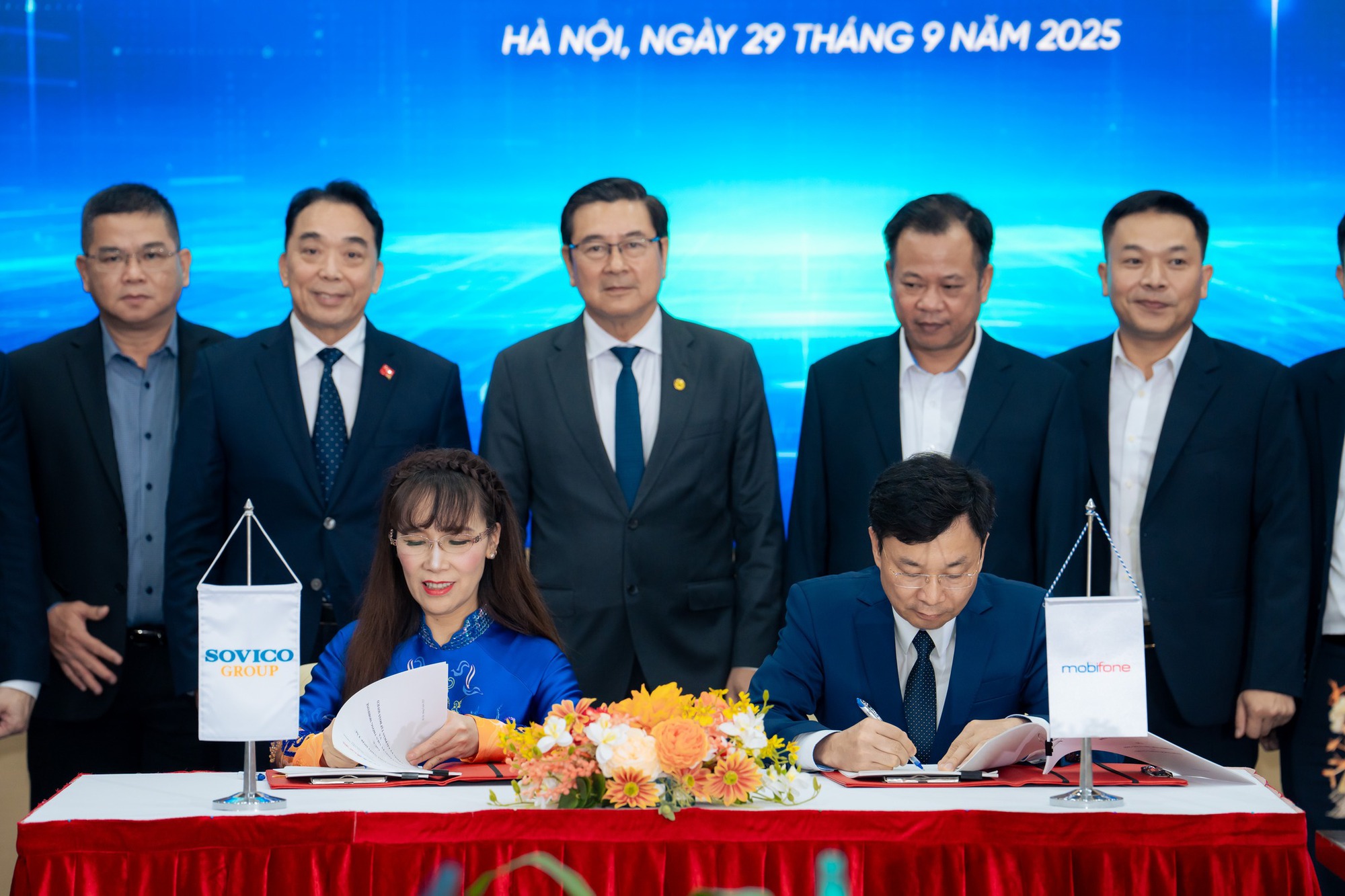 Tỷ phú Nguyễn Thị Phương Thảo bắt tay Chủ tịch Mobifone: Triển khai 5G cho đô thị thông minh, sân bay, tích hợp hạ tầng trạm phát sóng, camera thông minh- Ảnh 6.