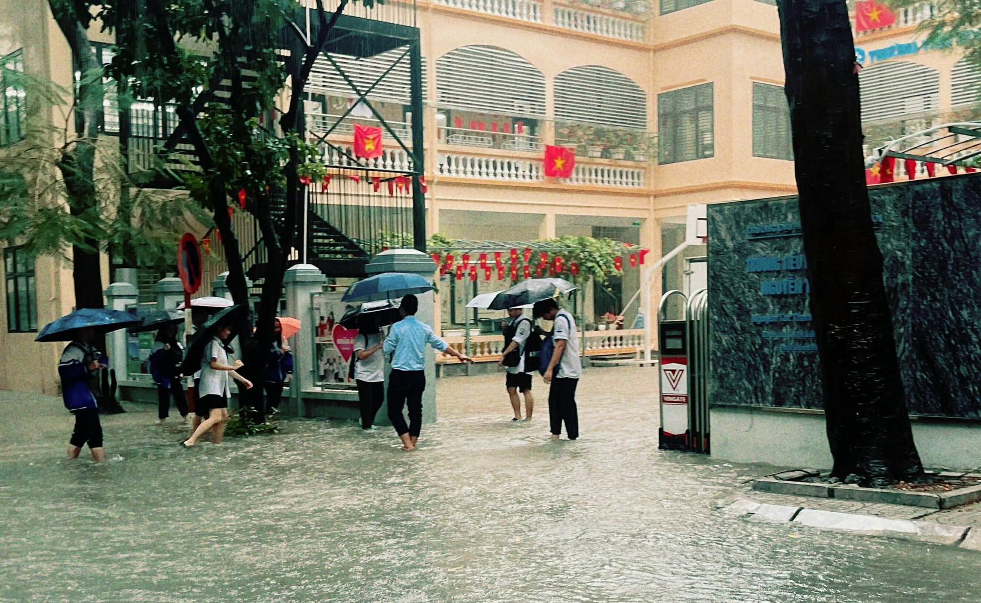 Chùm ảnh sinh viên lội nước đi học ngày mưa bão: Ngập không quan trọng, quan trọng là điểm chuyên cần còn nguyên!- Ảnh 4.