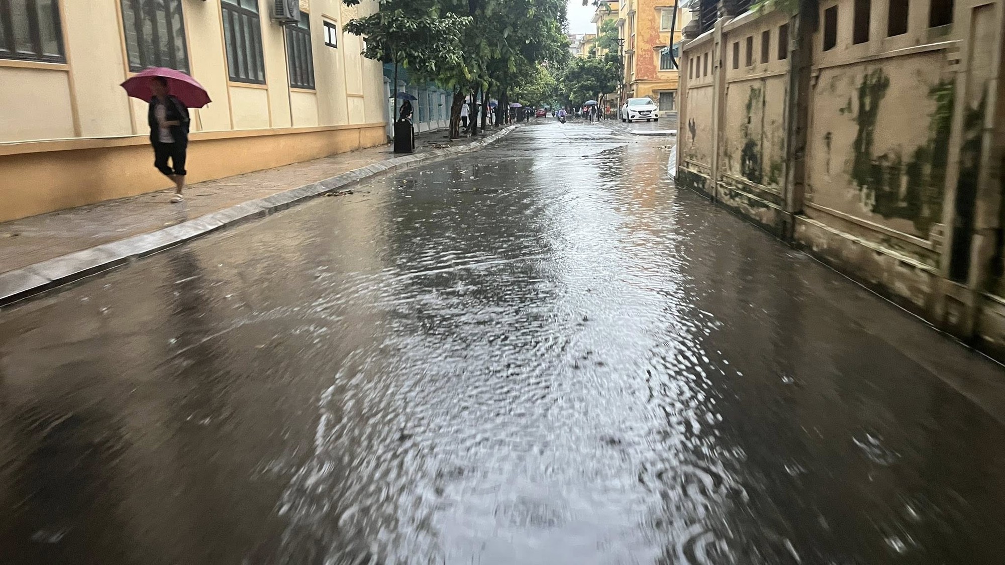 Chùm ảnh sinh viên lội nước đi học ngày mưa bão: Ngập không quan trọng, quan trọng là điểm chuyên cần còn nguyên!- Ảnh 5.