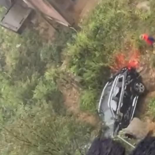 Vụ Ford Territory bị rơi xuống vực do sạt lở ở Sa Pa: Đầu xe hư hỏng nặng nhưng khoang cabin còn nguyên, 3 hành khách may mắn thoát nạn- Ảnh 3.