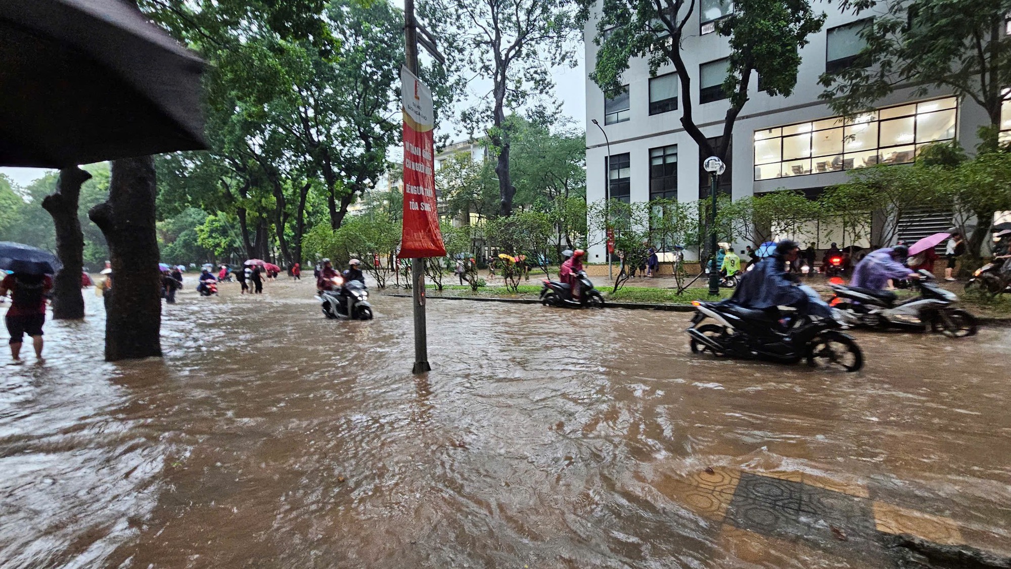 Chùm ảnh sinh viên lội nước đi học ngày mưa bão: Ngập không quan trọng, quan trọng là điểm chuyên cần còn nguyên!- Ảnh 8.