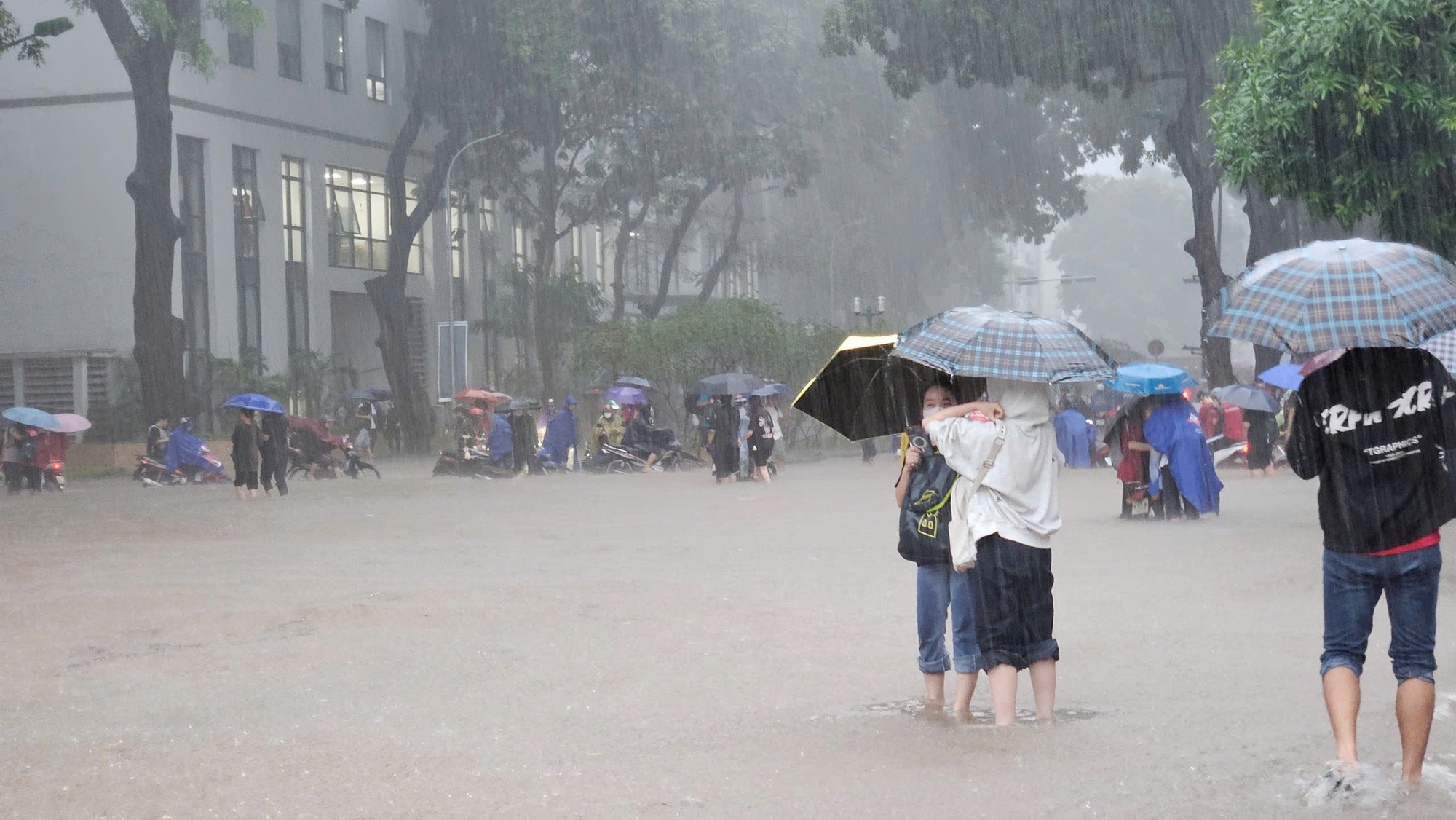 Chùm ảnh sinh viên lội nước đi học ngày mưa bão: Ngập không quan trọng, quan trọng là điểm chuyên cần còn nguyên!- Ảnh 7.