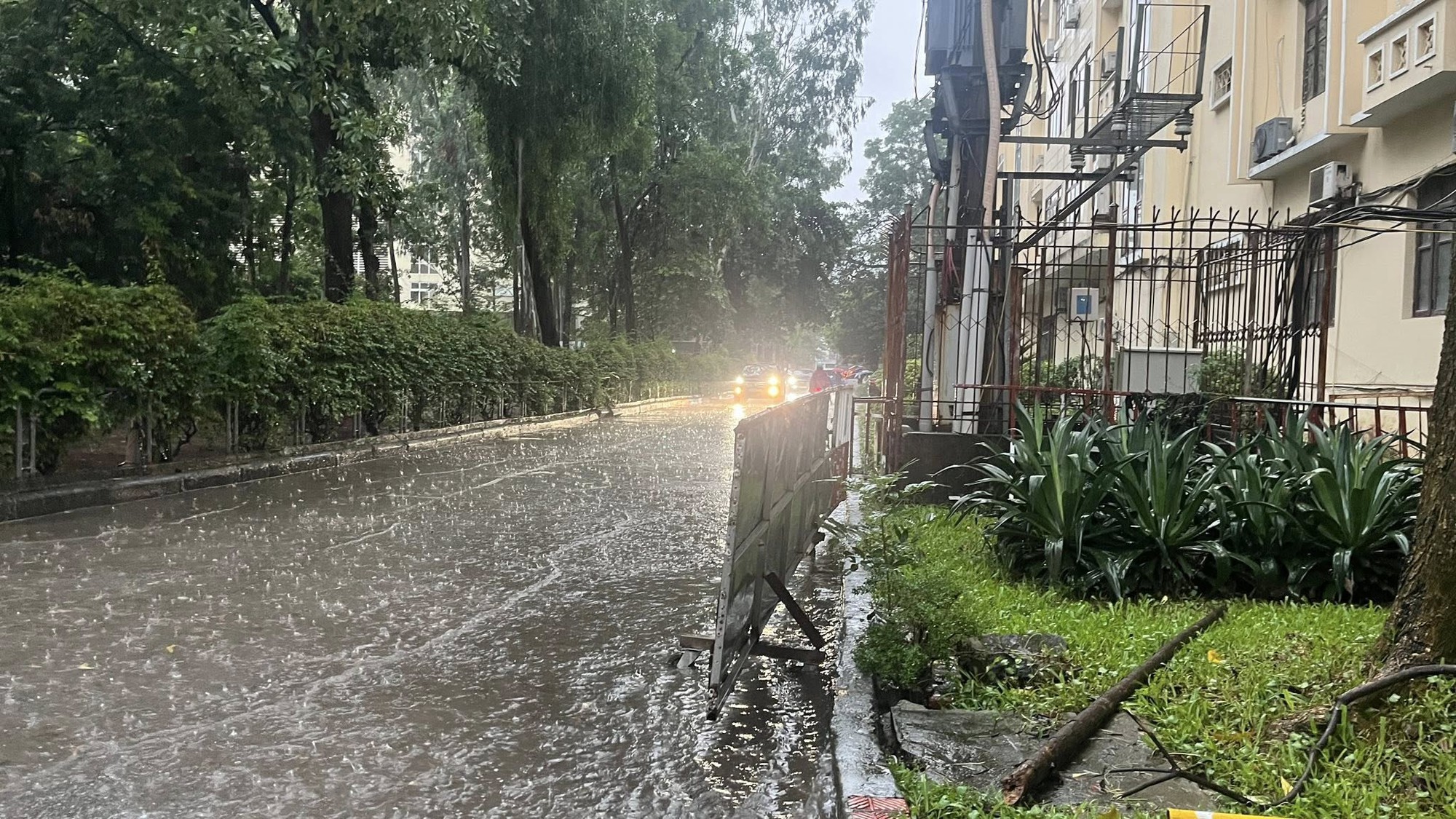 Chùm ảnh sinh viên lội nước đi học ngày mưa bão: Ngập không quan trọng, quan trọng là điểm chuyên cần còn nguyên!- Ảnh 6.