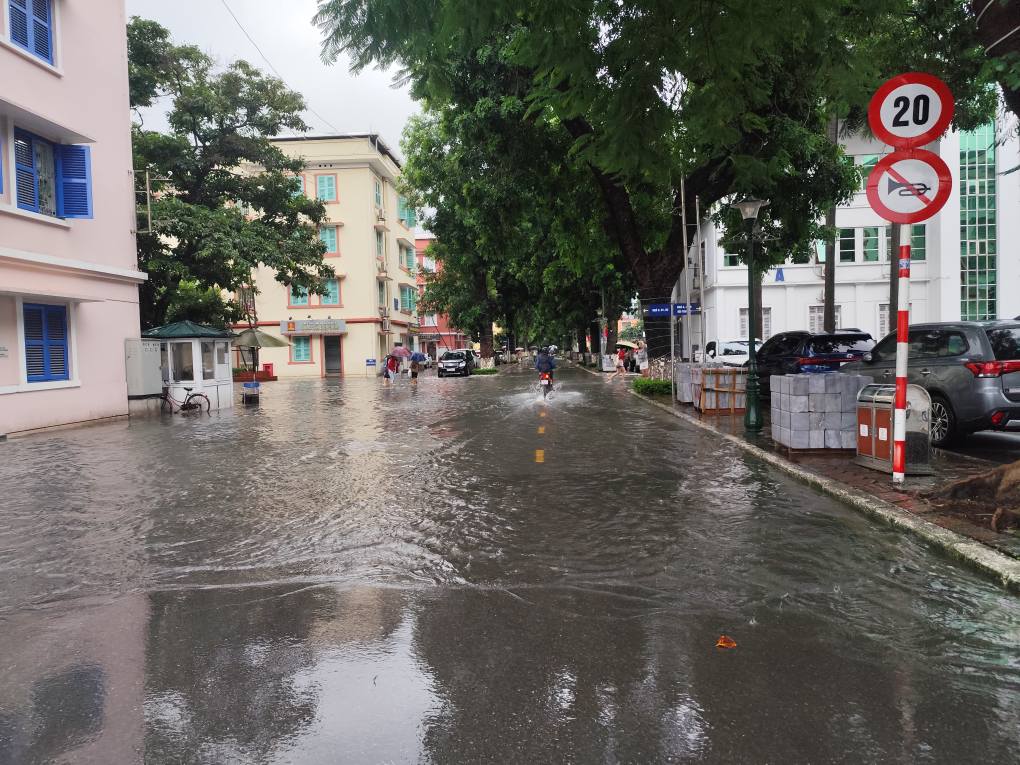 Chùm ảnh sinh viên lội nước đi học ngày mưa bão: Ngập không quan trọng, quan trọng là điểm chuyên cần còn nguyên!- Ảnh 2.