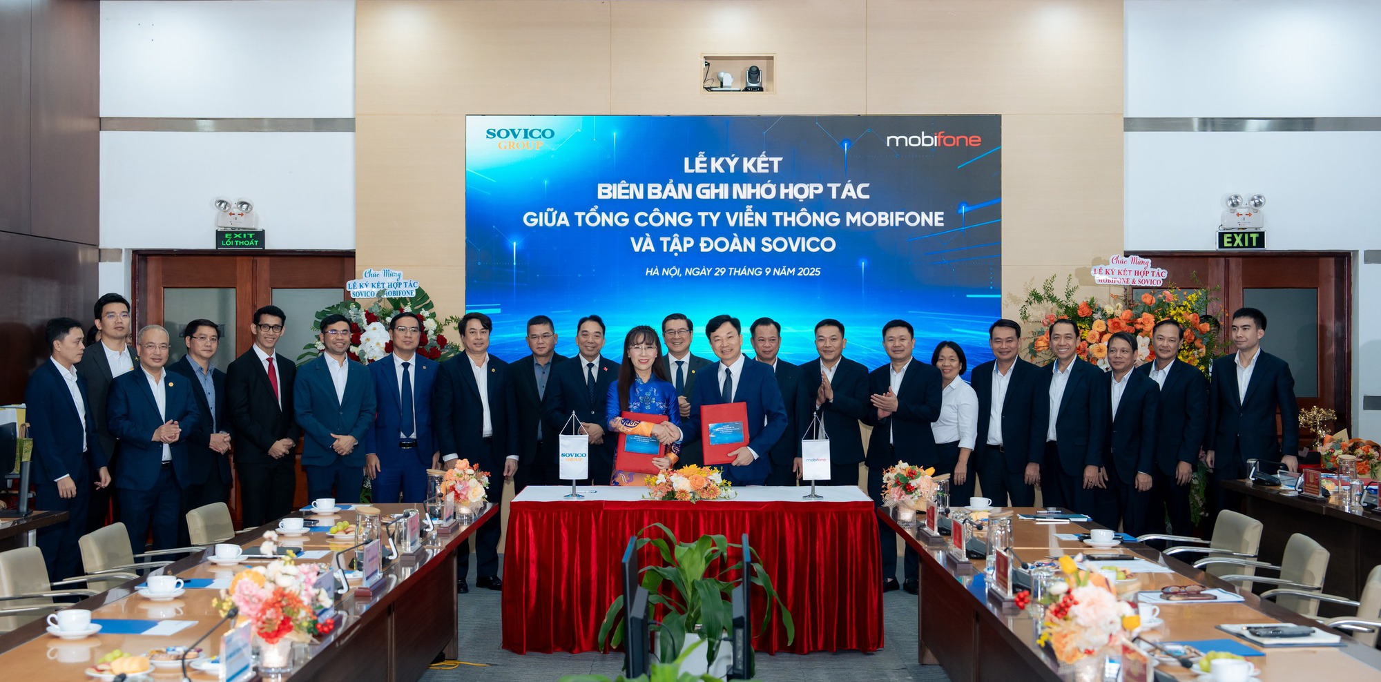 Tỷ phú Nguyễn Thị Phương Thảo bắt tay Chủ tịch Mobifone: Triển khai 5G cho đô thị thông minh, sân bay, tích hợp hạ tầng trạm phát sóng, camera thông minh- Ảnh 1.