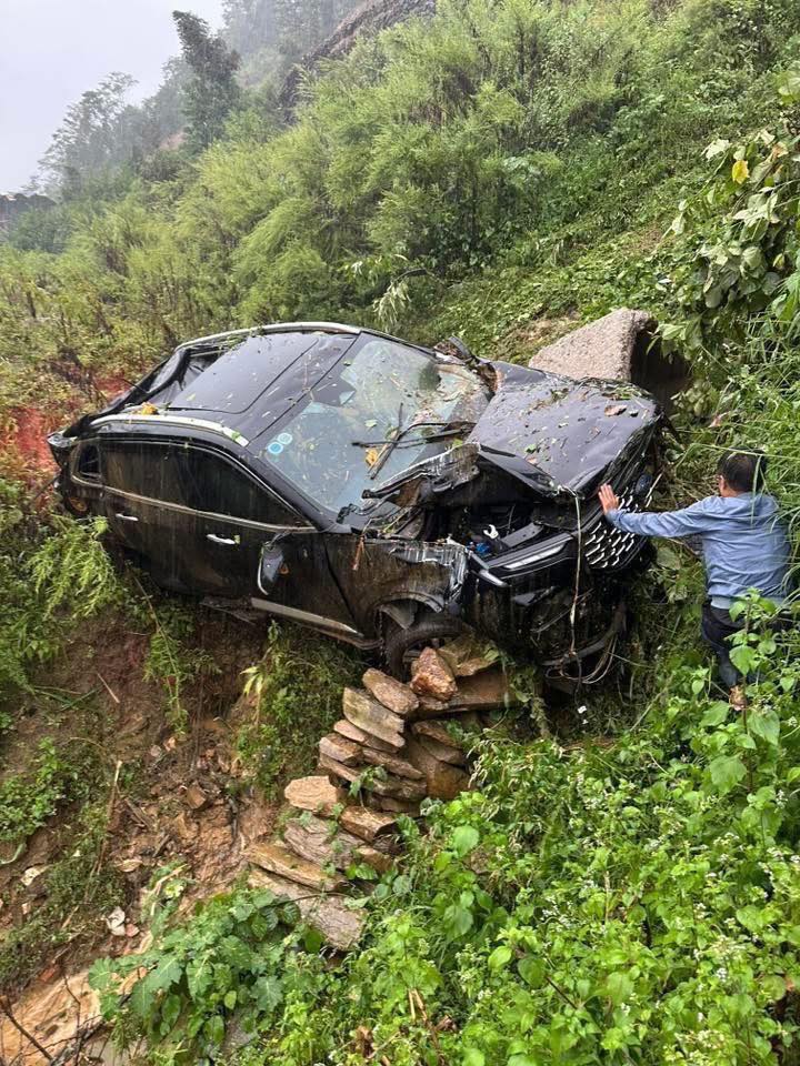 Vụ Ford Territory bị rơi xuống vực do sạt lở ở Sa Pa: Đầu xe hư hỏng nặng nhưng khoang cabin còn nguyên, 3 hành khách may mắn thoát nạn- Ảnh 4.
