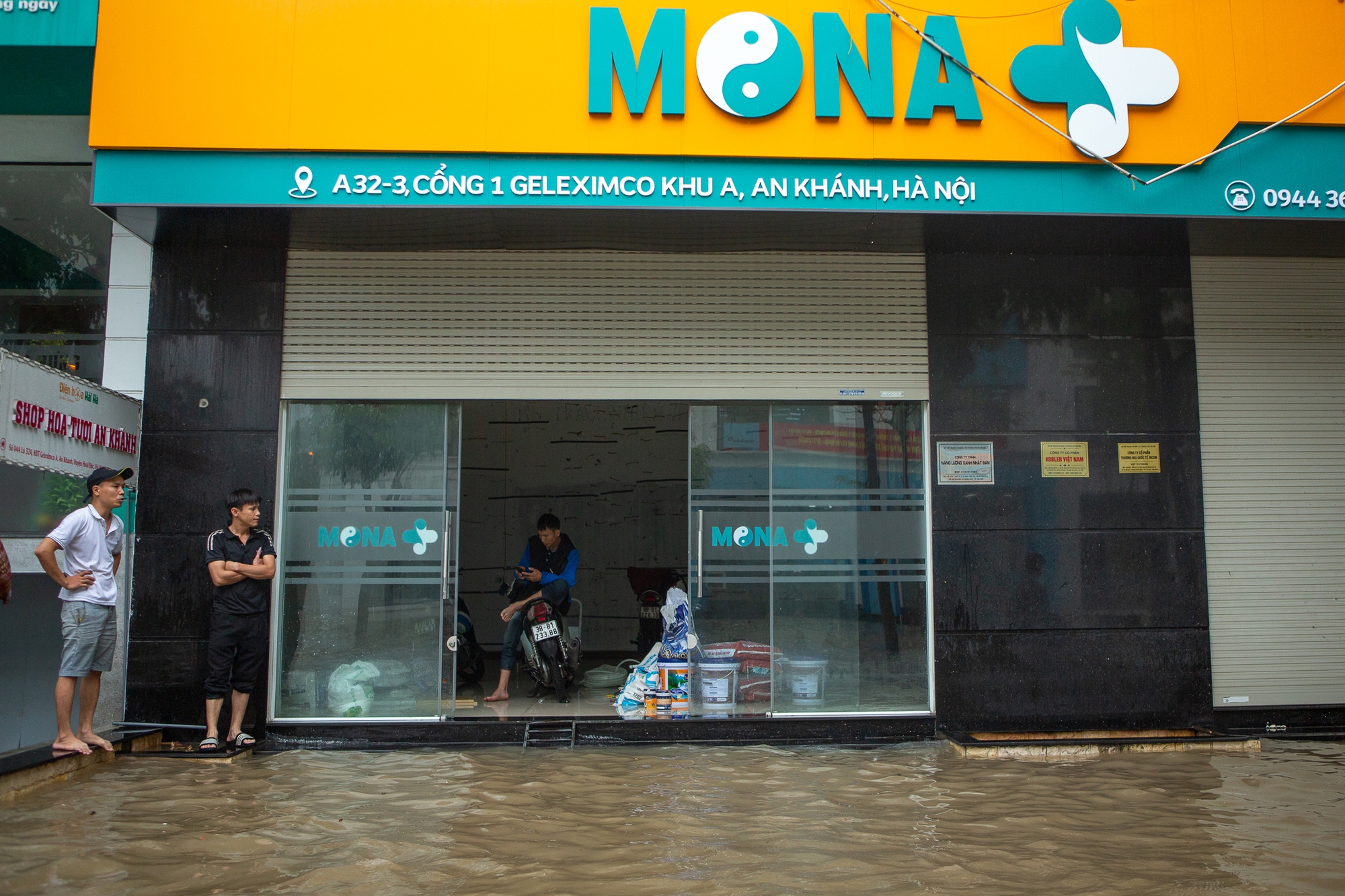 Cảnh đi thuyền, kéo xe tự chế tại khu đô thị triệu USD nhưng hễ mưa là ngập ở Hà Nội- Ảnh 8.