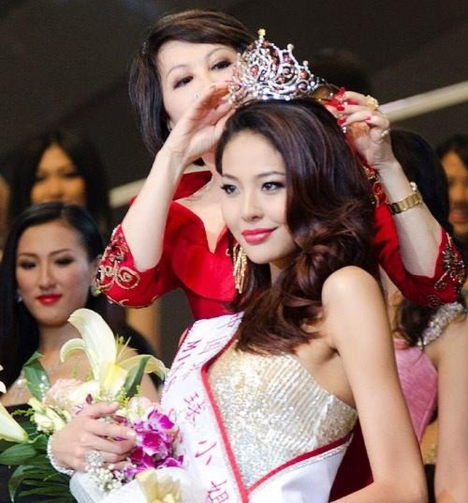 1 Hoa hậu trắng trợn giật bồ đại gia của cô giáo, giờ sống chui nhủi không ngóc đầu lên nổi- Ảnh 4. 1 Hoa hậu trắng trợn giật bồ đại gia của cô giáo, giờ sống chui nhủi không ngóc đầu lên nổi- Ảnh 4.