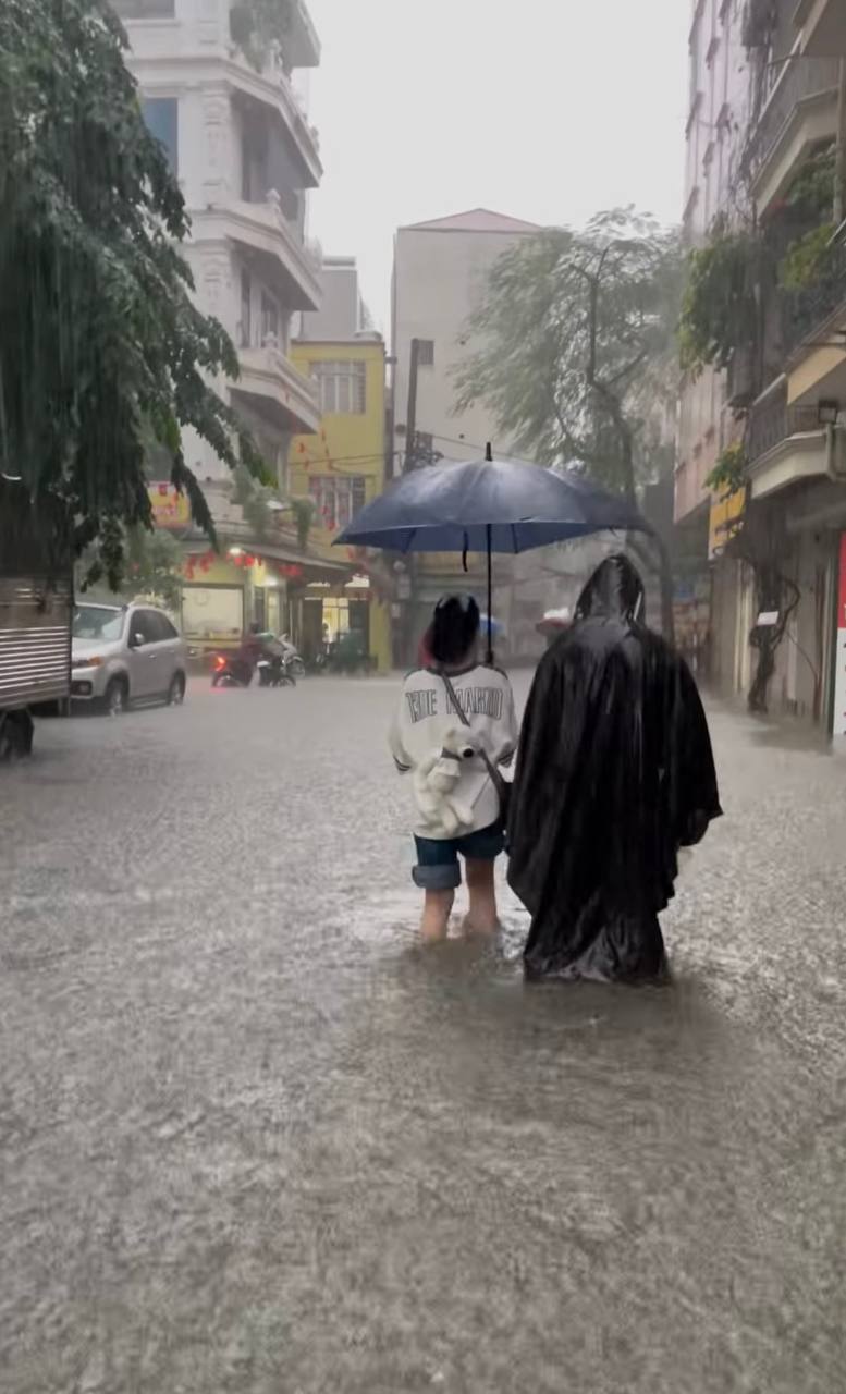 Cập nhật Hà Nội lúc này: Nhân viên ăn mì tôm, trải chiếu ngủ ở công ty, phụ huynh loay hoay 5 tiếng vẫn chưa đón được con- Ảnh 1.