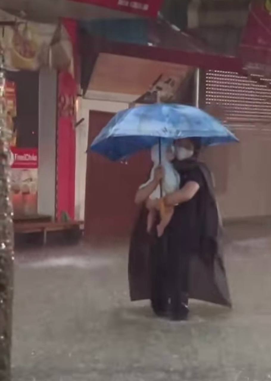 Cập nhật Hà Nội lúc này: Nhân viên ăn mì tôm, trải chiếu ngủ ở công ty, phụ huynh loay hoay 5 tiếng vẫn chưa đón được con- Ảnh 2.
