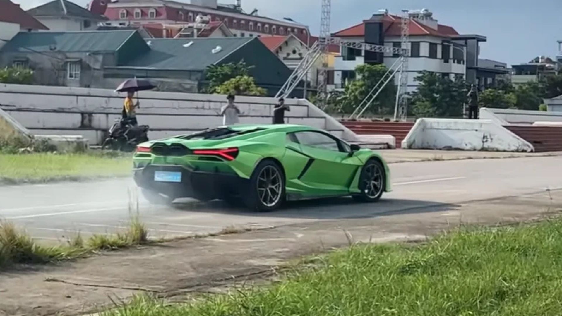 Biến chiếc Nissan cũ hỏng thành Lamborghini Revuelto, các thợ xe Việt Nam được thế giới ngả mũ khâm phục- Ảnh 10.
