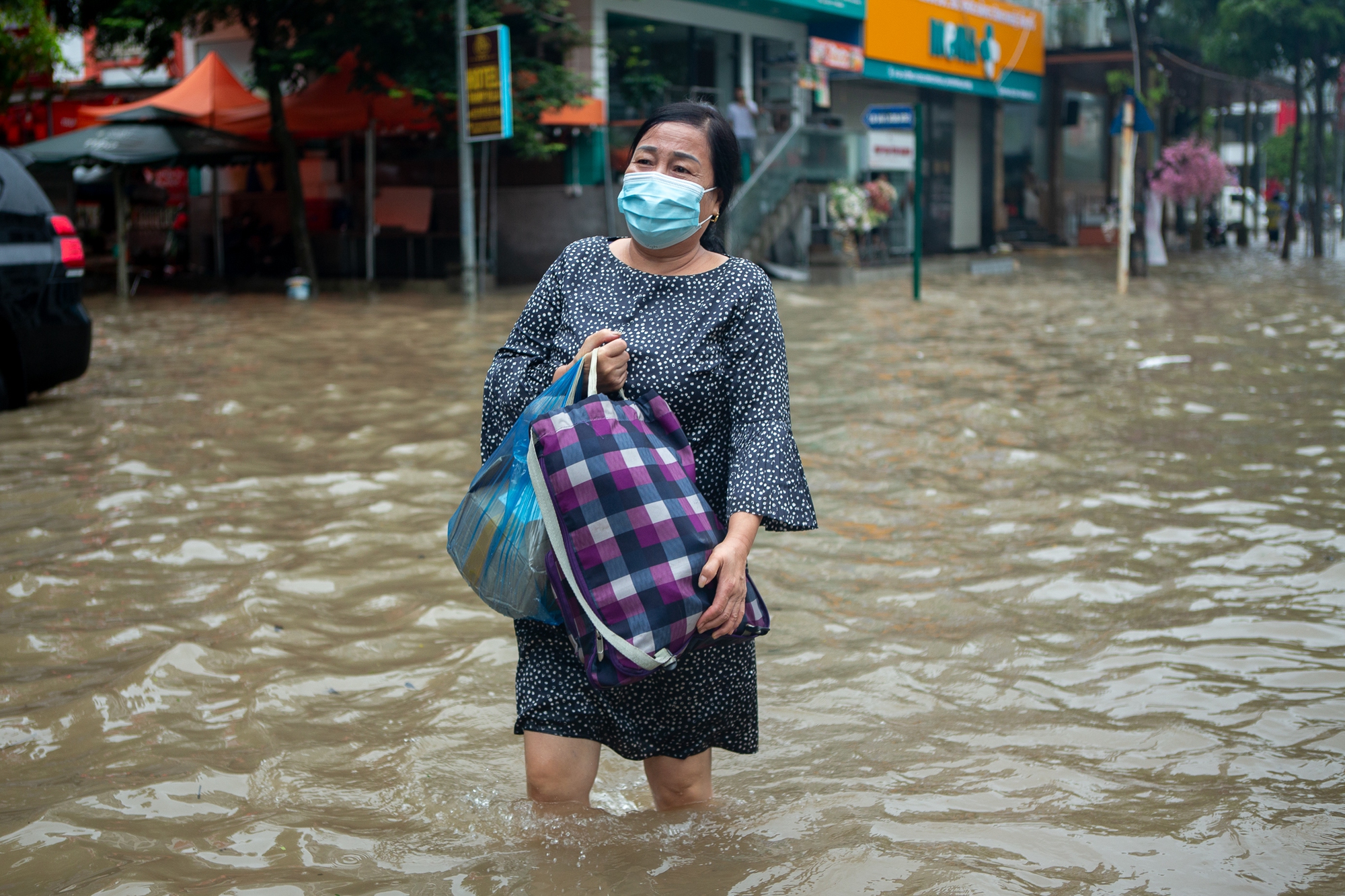 Cảnh đi thuyền, kéo xe tự chế tại khu đô thị triệu USD nhưng hễ mưa là ngập ở Hà Nội- Ảnh 9.