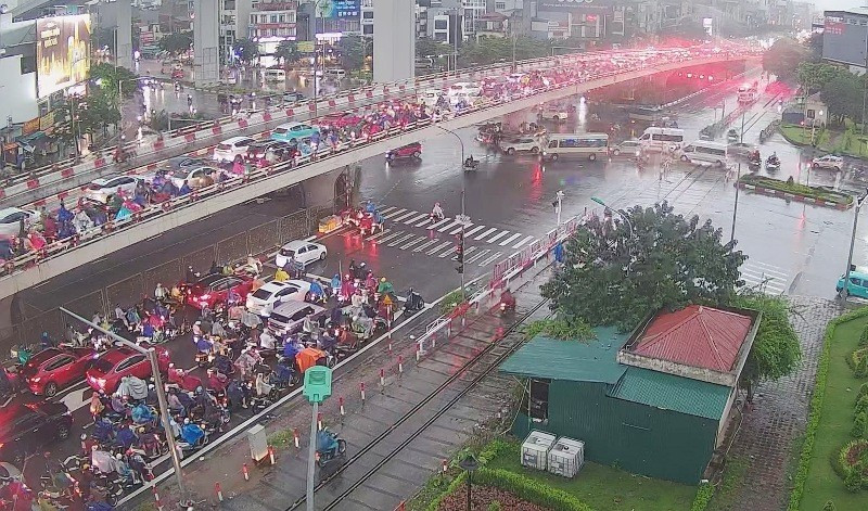 Hà Nội ngập, ùn tắc kéo dài giờ tan tầm: Người dân chui vào cốp xe chờ nước rút- Ảnh 7.