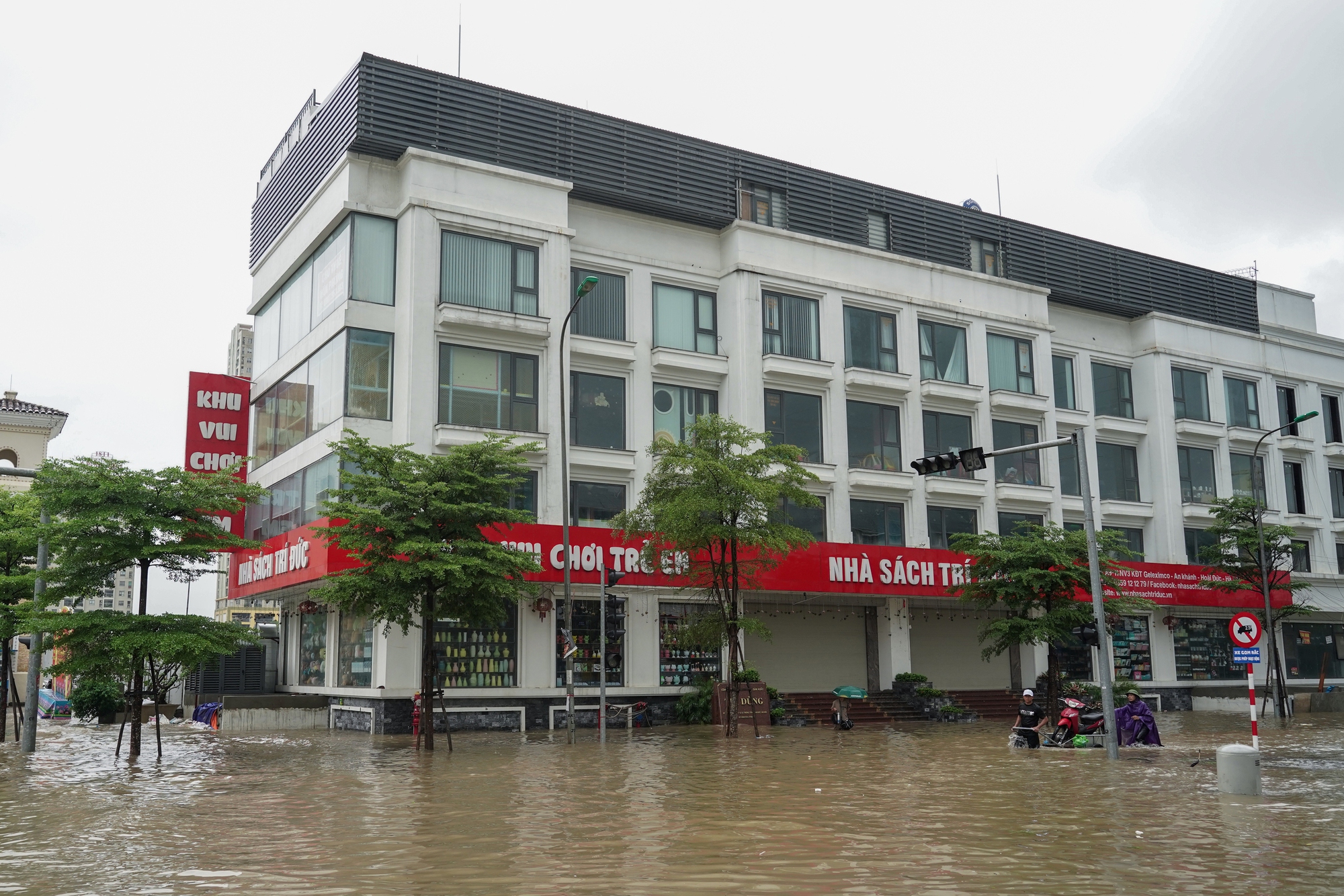 Cảnh đi thuyền, kéo xe tự chế tại khu đô thị triệu USD nhưng hễ mưa là ngập ở Hà Nội- Ảnh 10.