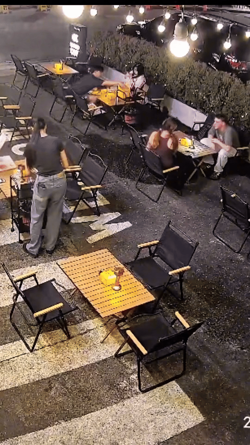 Ô tô lao vào nhà hàng, thực khách đang dùng bữa vội chạy tán loạn: Video hiện trường gây sốc - Ảnh 1.