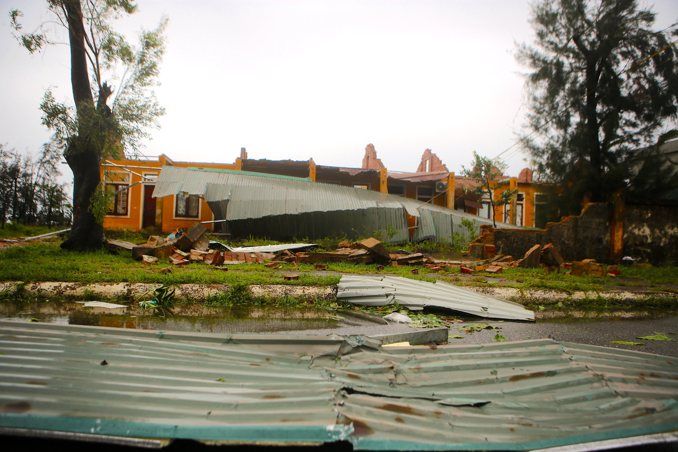 Bão BuaLoi tạo ra 3 ‘kỷ lục dị thường’ khiến người dân khiếp sợ: Nhà bê tông 2 tầng kiên cố cũng bị Bão BuaLoi tạo ra 3 ‘kỷ lục dị thường’ khiến người dân khiếp sợ: Nhà bê tông 2 tầng kiên cố cũng bị