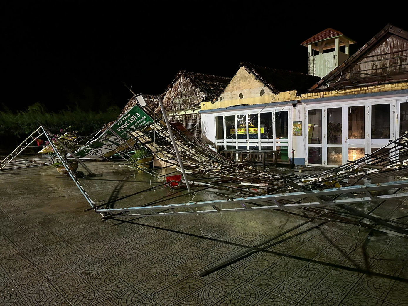 Bão BuaLoi tạo ra 3 ‘kỷ lục dị thường’ khiến người dân khiếp sợ: Nhà bê tông 2 tầng kiên cố cũng bị Bão BuaLoi tạo ra 3 ‘kỷ lục dị thường’ khiến người dân khiếp sợ: Nhà bê tông 2 tầng kiên cố cũng bị