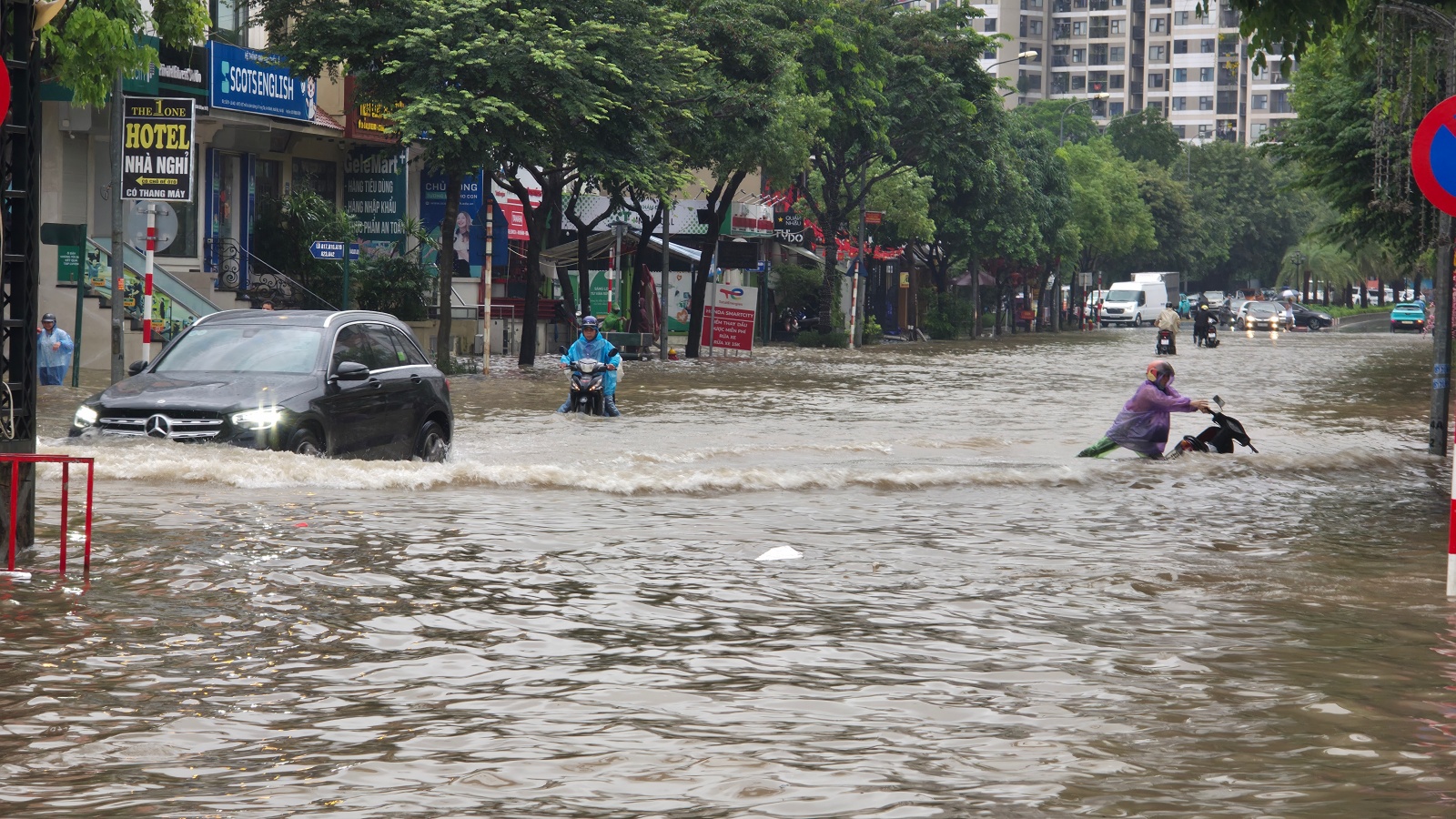 Mưa tầm t&atilde; kh&ocirc;ng ngớt, "khu nh&agrave; gi&agrave;u" H&agrave; Nội ngập s&acirc;u: Nhiều biệt thự phải dựng r&agrave;o chắn bằng tấm t&ocirc;n, ngăn nước tr&agrave;n v&agrave;o- Ảnh 7.