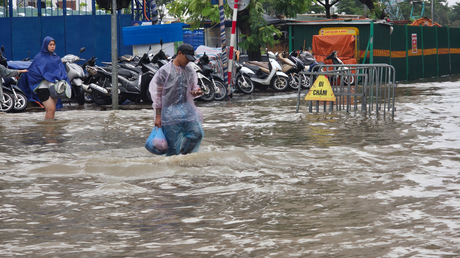 Mưa tầm t&atilde; kh&ocirc;ng ngớt, "khu nh&agrave; gi&agrave;u" H&agrave; Nội ngập s&acirc;u: Nhiều biệt thự phải dựng r&agrave;o chắn bằng tấm t&ocirc;n, ngăn nước tr&agrave;n v&agrave;o- Ảnh 12.