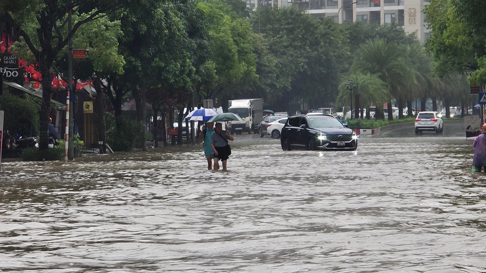 Mưa tầm t&atilde; kh&ocirc;ng ngớt, "khu nh&agrave; gi&agrave;u" H&agrave; Nội ngập s&acirc;u: Nhiều biệt thự phải dựng r&agrave;o chắn bằng tấm t&ocirc;n, ngăn nước tr&agrave;n v&agrave;o- Ảnh 9.