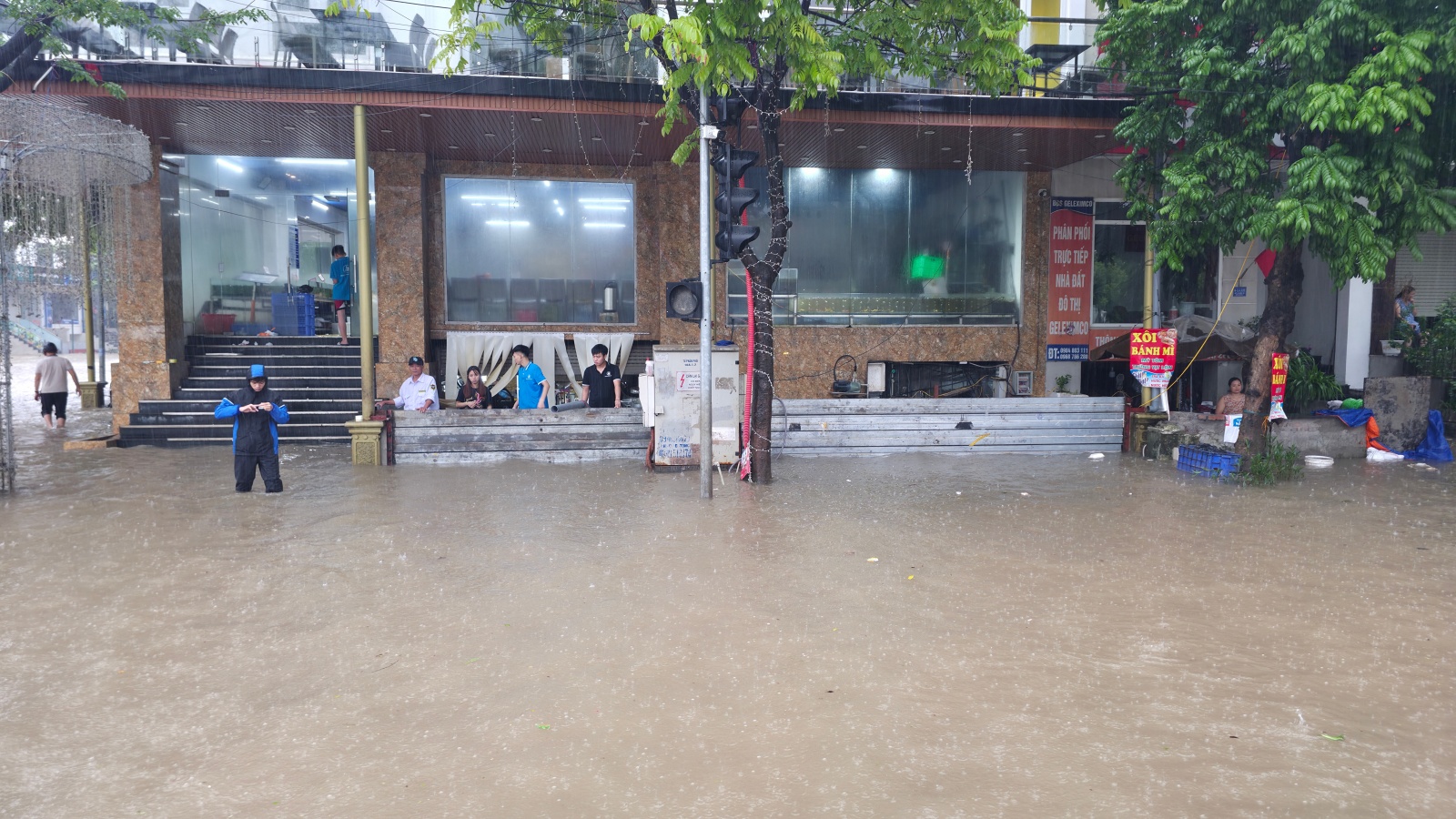 Mưa tầm t&atilde; kh&ocirc;ng ngớt, "khu nh&agrave; gi&agrave;u" H&agrave; Nội ngập s&acirc;u: Nhiều biệt thự phải dựng r&agrave;o chắn bằng tấm t&ocirc;n, ngăn nước tr&agrave;n v&agrave;o- Ảnh 11.