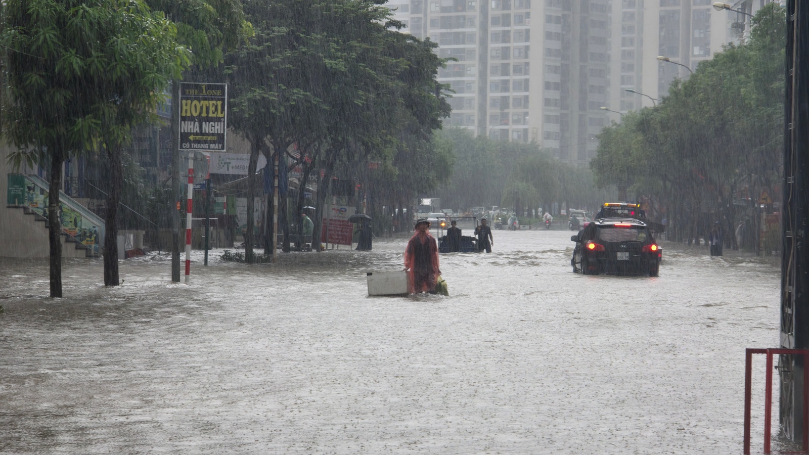 Mưa tầm t&atilde; kh&ocirc;ng ngớt, "khu nh&agrave; gi&agrave;u" H&agrave; Nội ngập s&acirc;u: Nhiều biệt thự phải dựng r&agrave;o chắn bằng tấm t&ocirc;n, ngăn nước tr&agrave;n v&agrave;o- Ảnh 8.