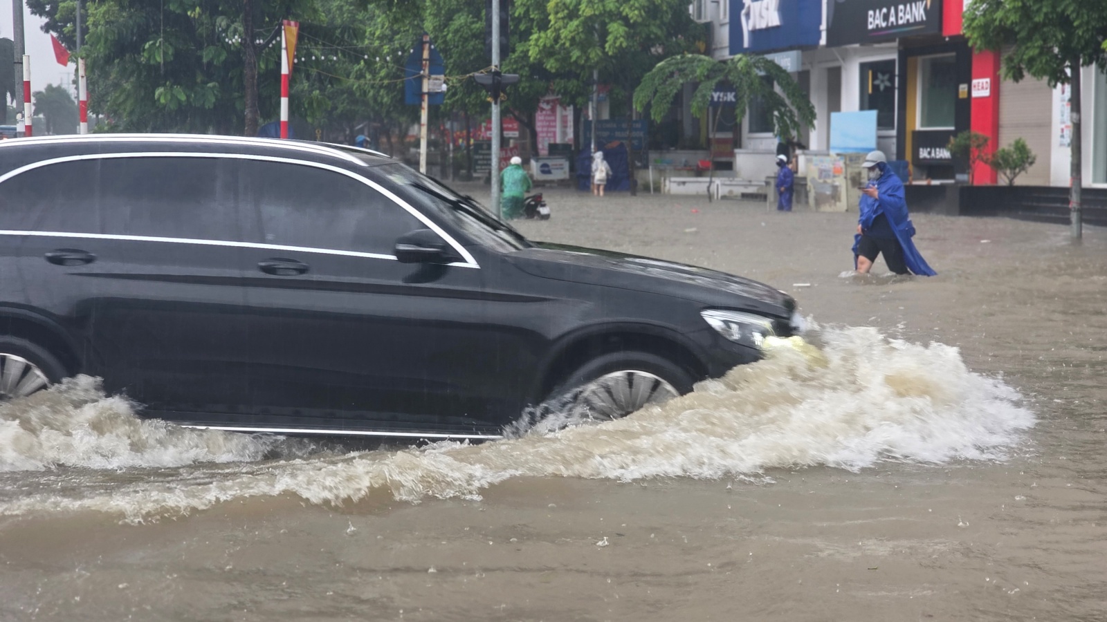Mưa tầm t&atilde; kh&ocirc;ng ngớt, "khu nh&agrave; gi&agrave;u" H&agrave; Nội ngập s&acirc;u: Nhiều biệt thự phải dựng r&agrave;o chắn bằng tấm t&ocirc;n, ngăn nước tr&agrave;n v&agrave;o- Ảnh 6.