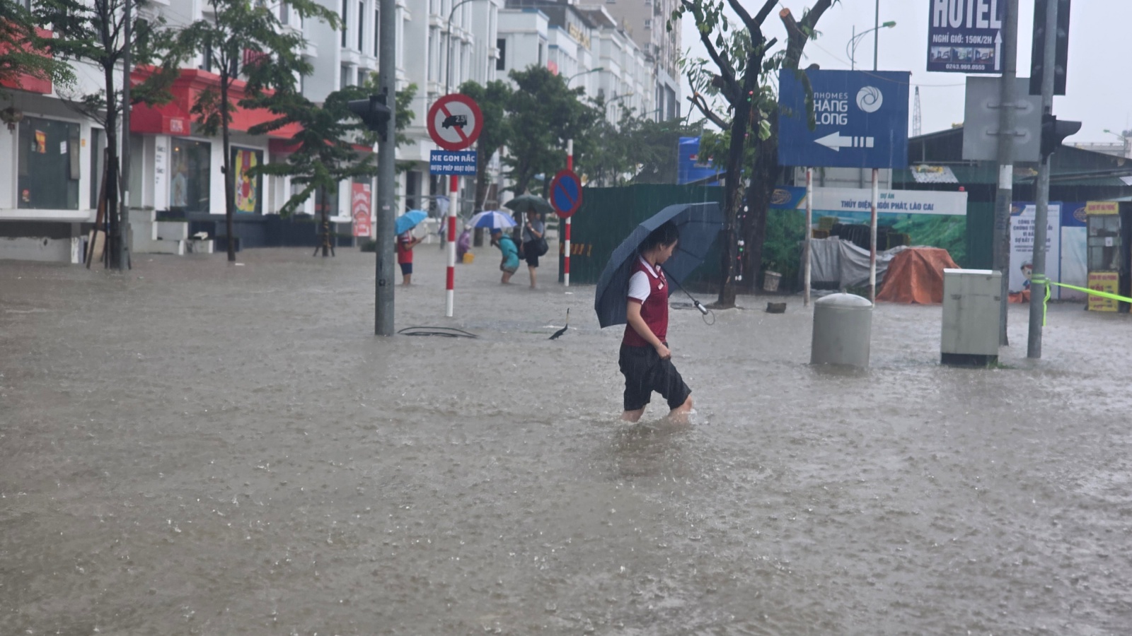 Mưa tầm t&atilde; kh&ocirc;ng ngớt, "khu nh&agrave; gi&agrave;u" H&agrave; Nội ngập s&acirc;u: Nhiều biệt thự phải dựng r&agrave;o chắn bằng tấm t&ocirc;n, ngăn nước tr&agrave;n v&agrave;o- Ảnh 13.