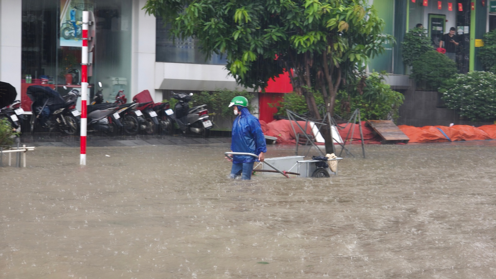 Mưa tầm t&atilde; kh&ocirc;ng ngớt, "khu nh&agrave; gi&agrave;u" H&agrave; Nội ngập s&acirc;u: Nhiều biệt thự phải dựng r&agrave;o chắn bằng tấm t&ocirc;n, ngăn nước tr&agrave;n v&agrave;o- Ảnh 5.