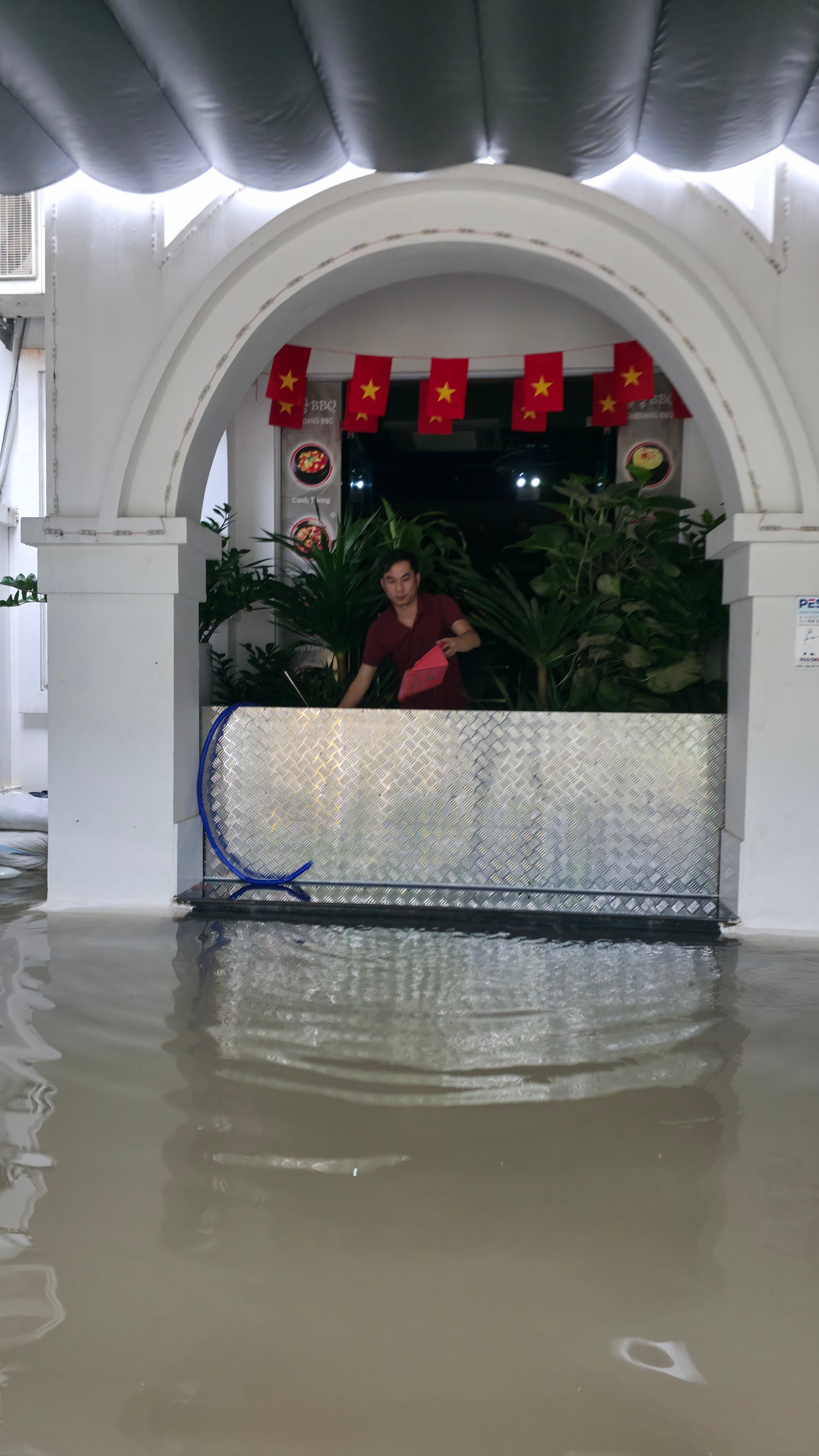 Mưa tầm t&atilde; kh&ocirc;ng ngớt, "khu nh&agrave; gi&agrave;u" H&agrave; Nội ngập s&acirc;u: Nhiều biệt thự phải dựng r&agrave;o chắn bằng tấm t&ocirc;n, ngăn nước tr&agrave;n v&agrave;o- Ảnh 16.