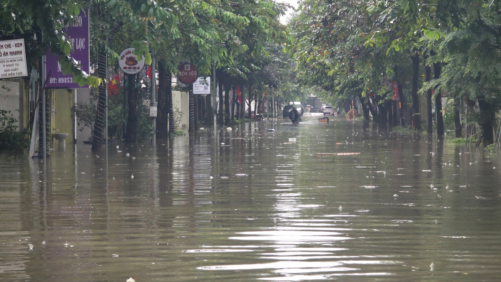 Mưa tầm t&atilde; kh&ocirc;ng ngớt, "khu nh&agrave; gi&agrave;u" H&agrave; Nội ngập s&acirc;u: Nhiều biệt thự phải dựng r&agrave;o chắn bằng tấm t&ocirc;n, ngăn nước tr&agrave;n v&agrave;o- Ảnh 1.