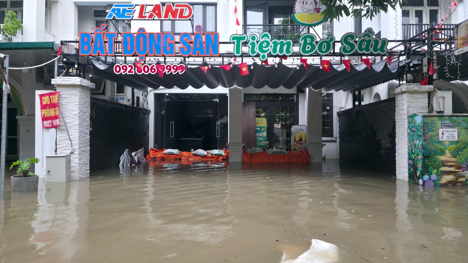 Mưa tầm t&atilde; kh&ocirc;ng ngớt, "khu nh&agrave; gi&agrave;u" H&agrave; Nội ngập s&acirc;u: Nhiều biệt thự phải dựng r&agrave;o chắn bằng tấm t&ocirc;n, ngăn nước tr&agrave;n v&agrave;o- Ảnh 17.
