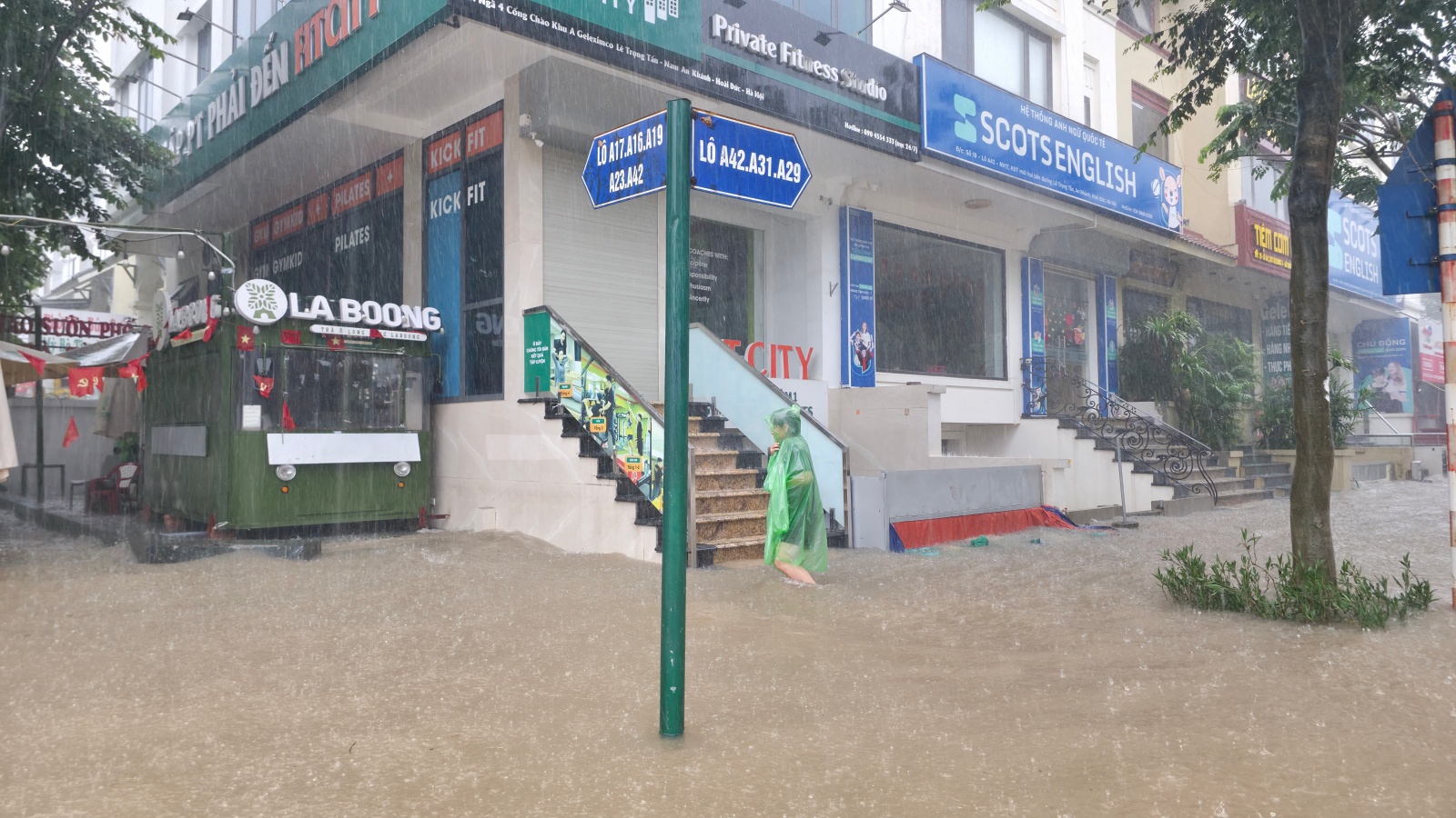Mưa tầm t&atilde; kh&ocirc;ng ngớt, "khu nh&agrave; gi&agrave;u" H&agrave; Nội ngập s&acirc;u: Nhiều biệt thự phải dựng r&agrave;o chắn bằng tấm t&ocirc;n, ngăn nước tr&agrave;n v&agrave;o- Ảnh 2.