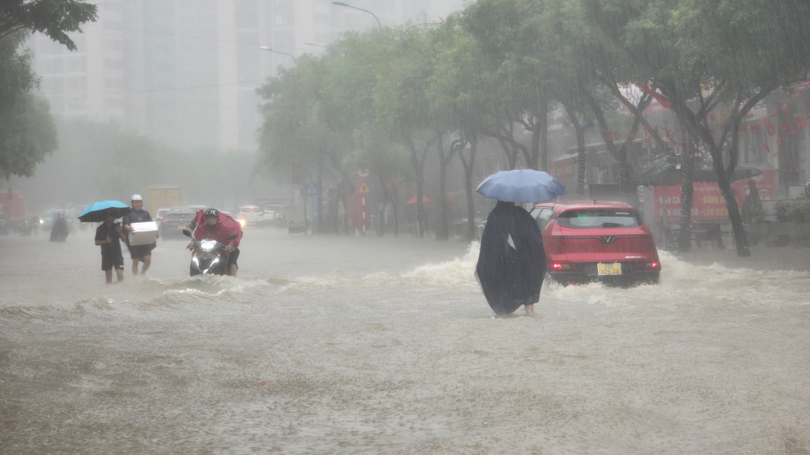 Mưa tầm t&atilde; kh&ocirc;ng ngớt, "khu nh&agrave; gi&agrave;u" H&agrave; Nội ngập s&acirc;u: Nhiều biệt thự phải dựng r&agrave;o chắn bằng tấm t&ocirc;n, ngăn nước tr&agrave;n v&agrave;o- Ảnh 3.