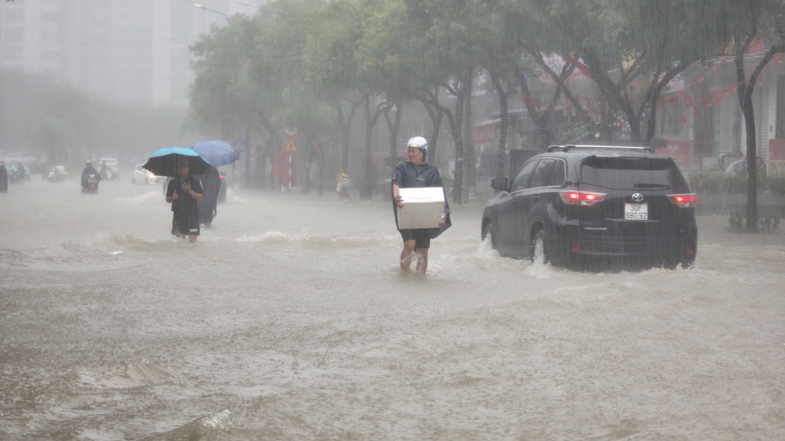 Mưa tầm t&atilde; kh&ocirc;ng ngớt, "khu nh&agrave; gi&agrave;u" H&agrave; Nội ngập s&acirc;u: Nhiều biệt thự phải dựng r&agrave;o chắn bằng tấm t&ocirc;n, ngăn nước tr&agrave;n v&agrave;o- Ảnh 4.