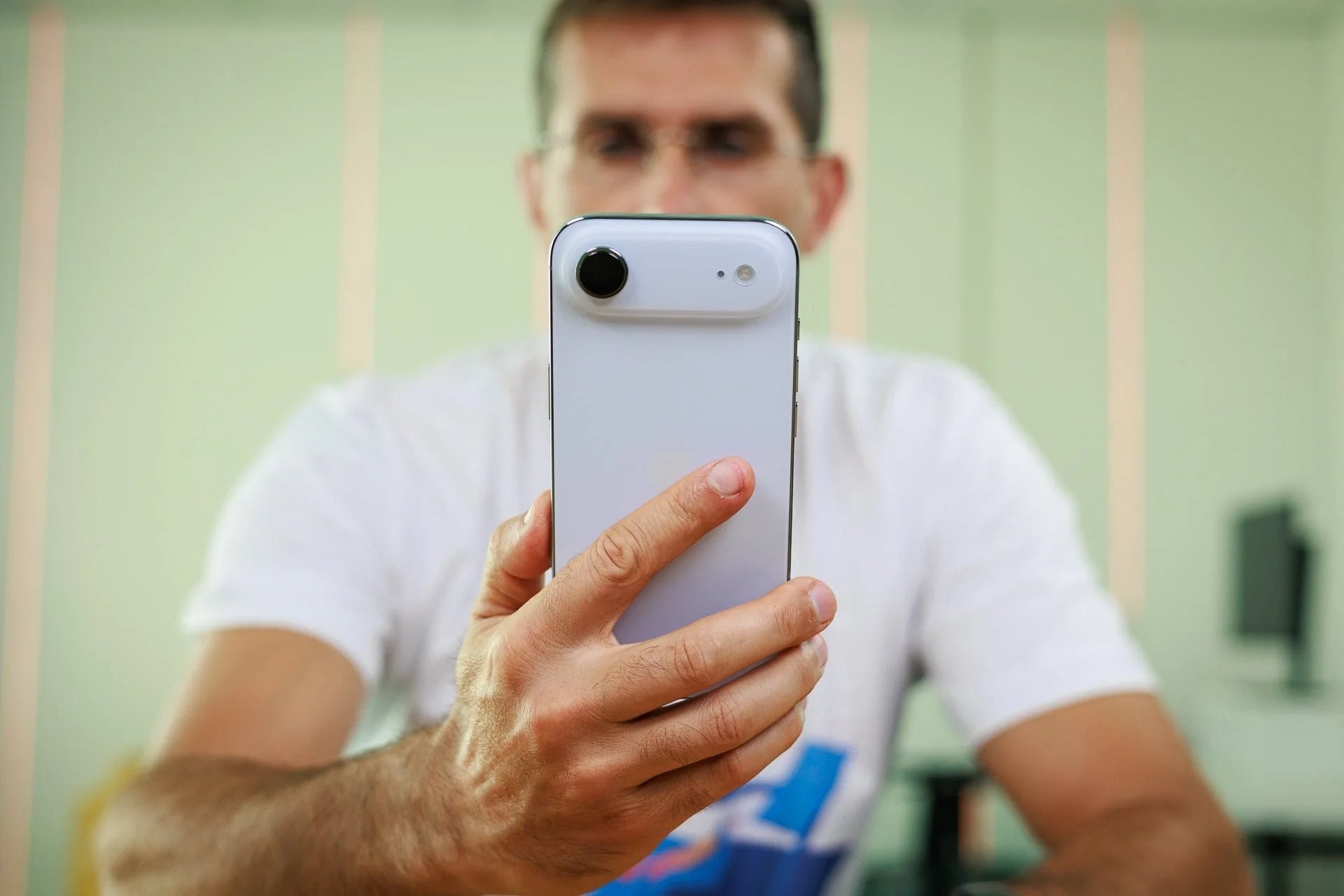 Đánh giá thật lòng về iPhone Air giá 30 triệu: Đẹp đấy, chất đấy, nhưng "bà để bà ngửi chứ bà đừng mua"- Ảnh 3.