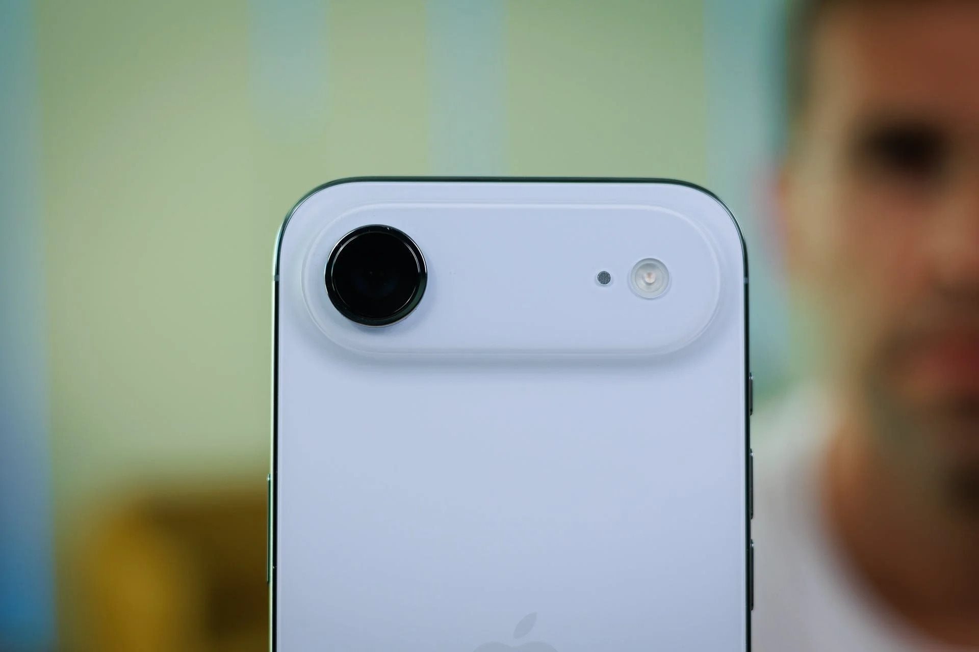 Đánh giá thật lòng về iPhone Air giá 30 triệu: Đẹp đấy, chất đấy, nhưng "bà để bà ngửi chứ bà đừng mua"- Ảnh 1.