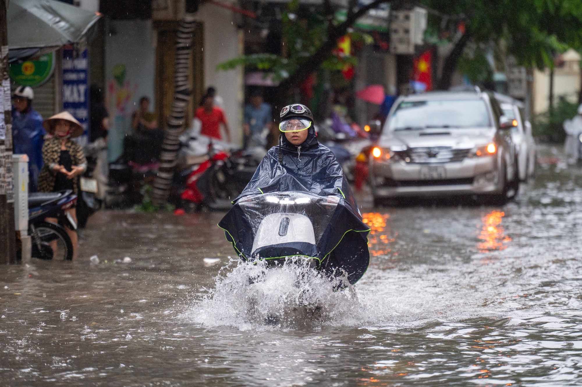 Giao thông Hà Nội hỗn loạn vì mưa ngập: Hàng loạt ô tô ngâm trong nước, người dân “bơi” về nhà- Ảnh 28.