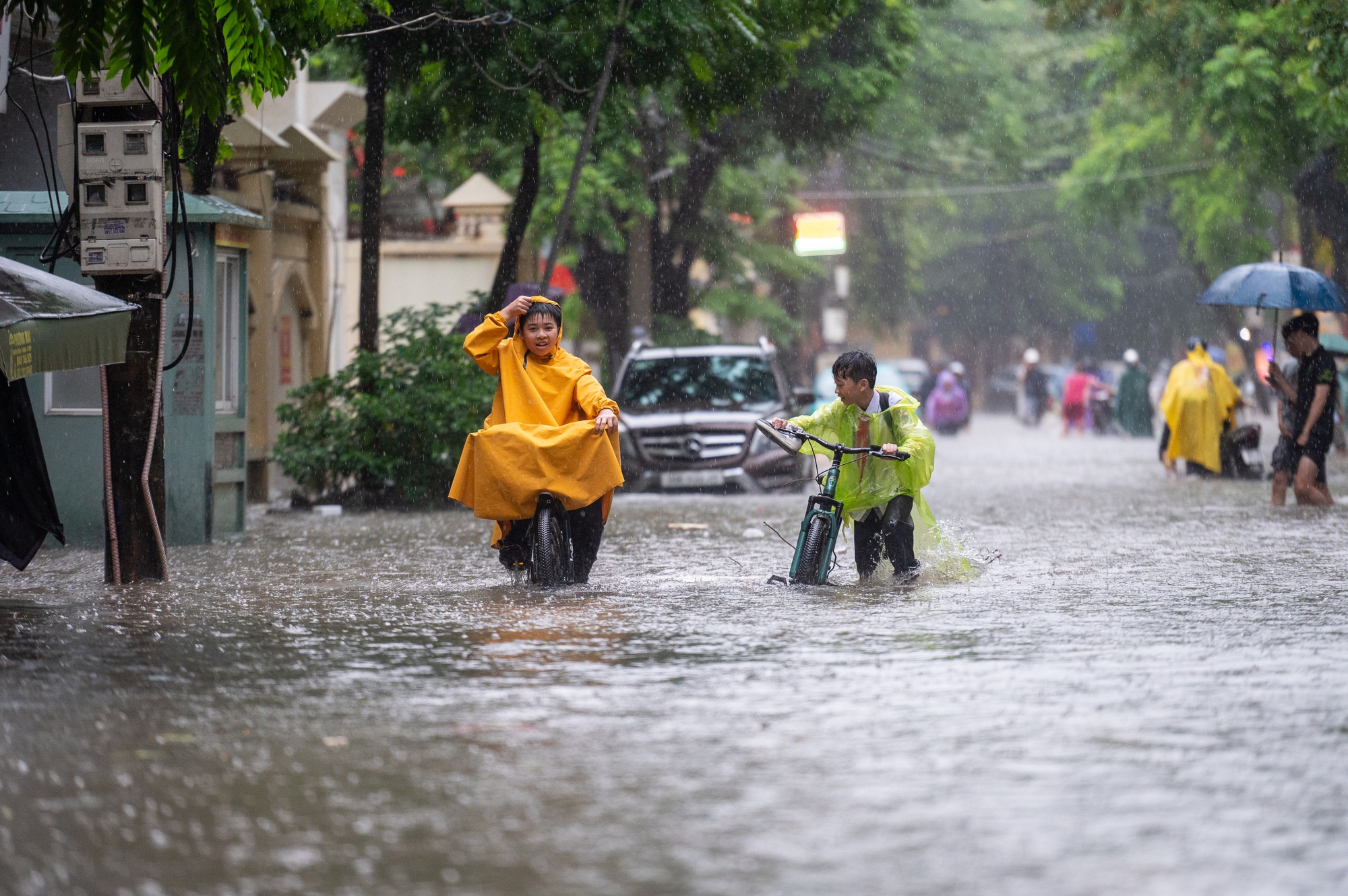 Giao thông Hà Nội hỗn loạn vì mưa ngập: Hàng loạt ô tô ngâm trong nước, người dân “bơi” về nhà- Ảnh 29.