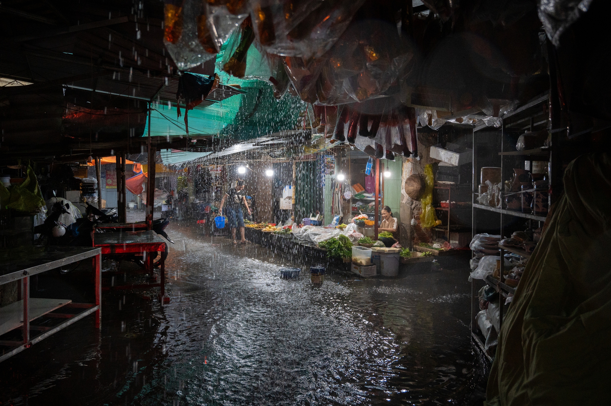 Giao thông Hà Nội hỗn loạn vì mưa ngập: Hàng loạt ô tô ngâm trong nước, người dân “bơi” về nhà- Ảnh 30.