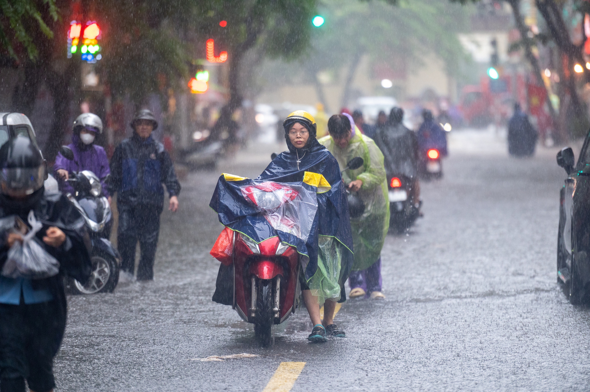 Giao thông Hà Nội hỗn loạn vì mưa ngập: Hàng loạt ô tô ngâm trong nước, người dân “bơi” về nhà- Ảnh 31.