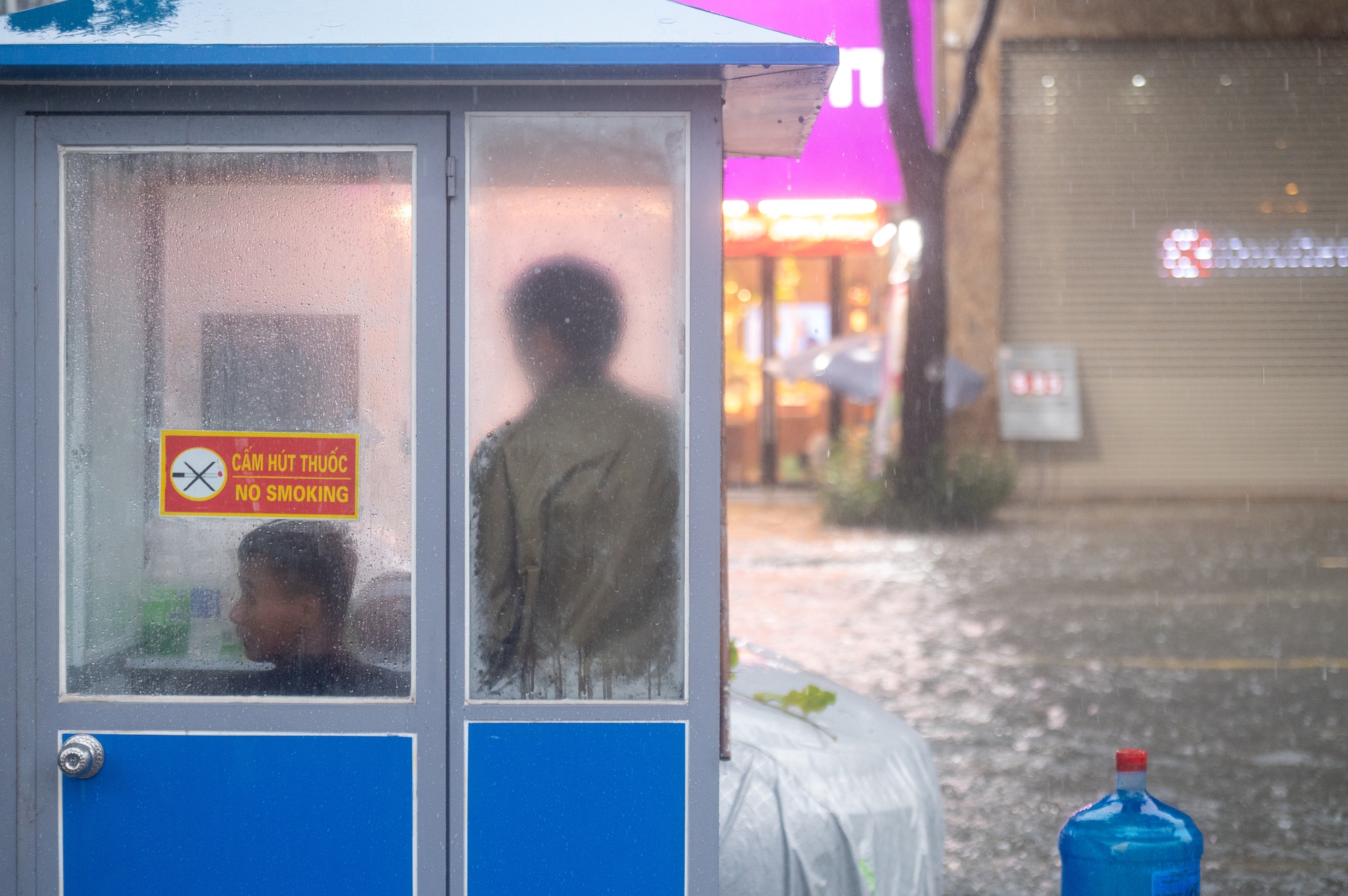 Giao thông Hà Nội hỗn loạn vì mưa ngập: Hàng loạt ô tô ngâm trong nước, người dân “bơi” về nhà- Ảnh 32.