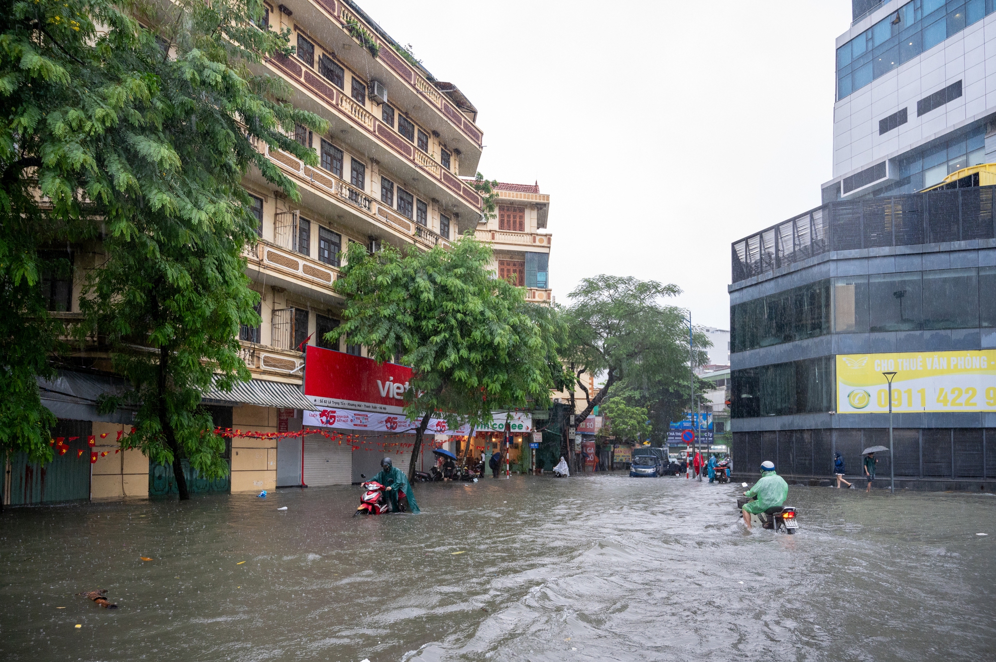 Giao thông Hà Nội hỗn loạn vì mưa ngập: Hàng loạt ô tô ngâm trong nước, người dân “bơi” về nhà- Ảnh 33.