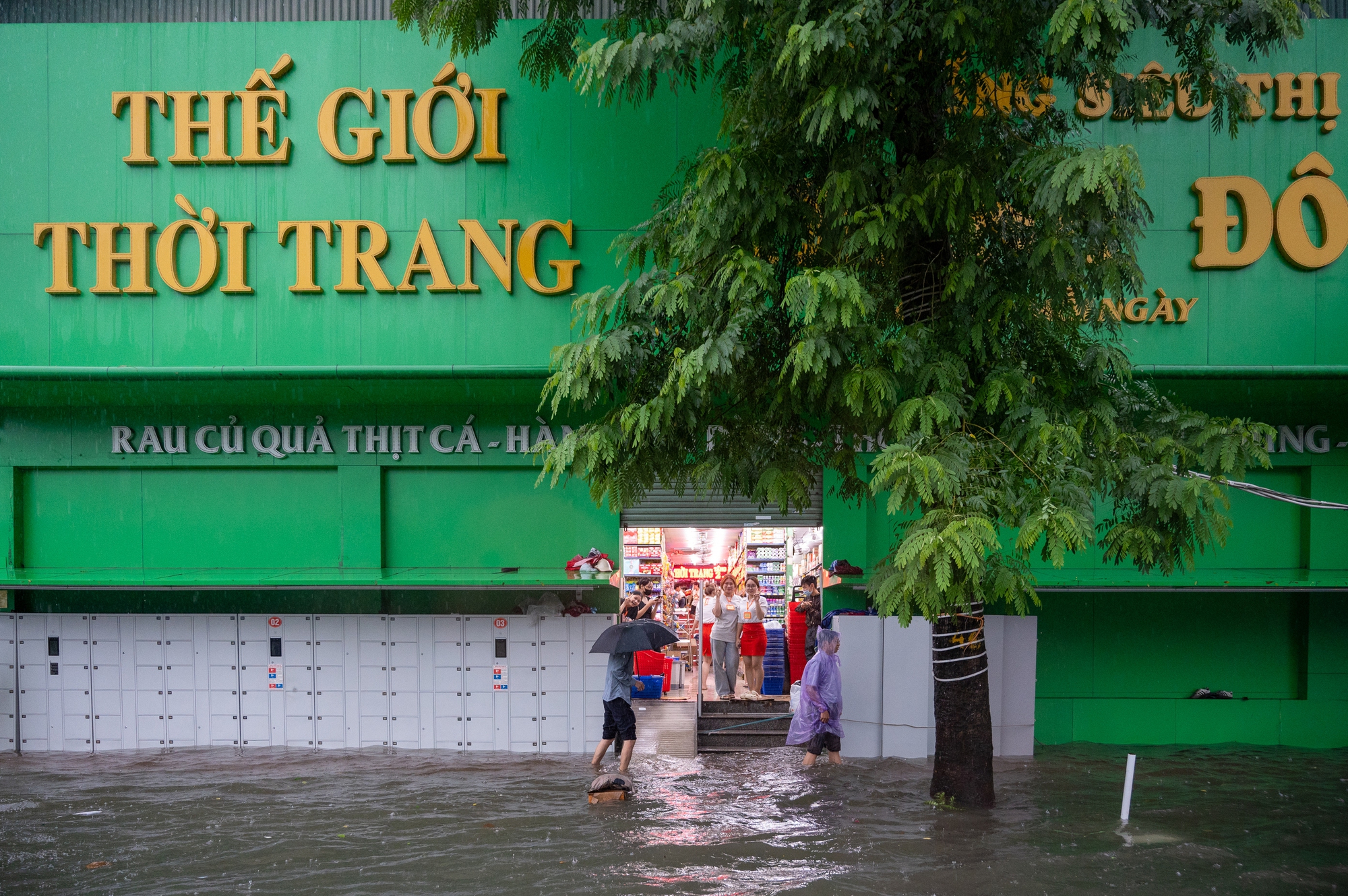 Giao thông Hà Nội hỗn loạn vì mưa ngập: Hàng loạt ô tô ngâm trong nước, người dân “bơi” về nhà- Ảnh 34.