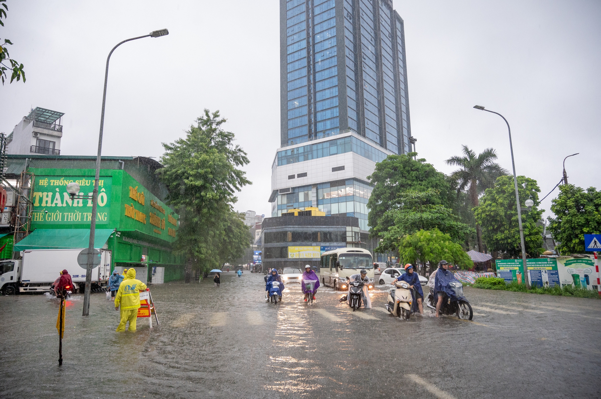 Giao thông Hà Nội hỗn loạn vì mưa ngập: Hàng loạt ô tô ngâm trong nước, người dân “bơi” về nhà- Ảnh 35.