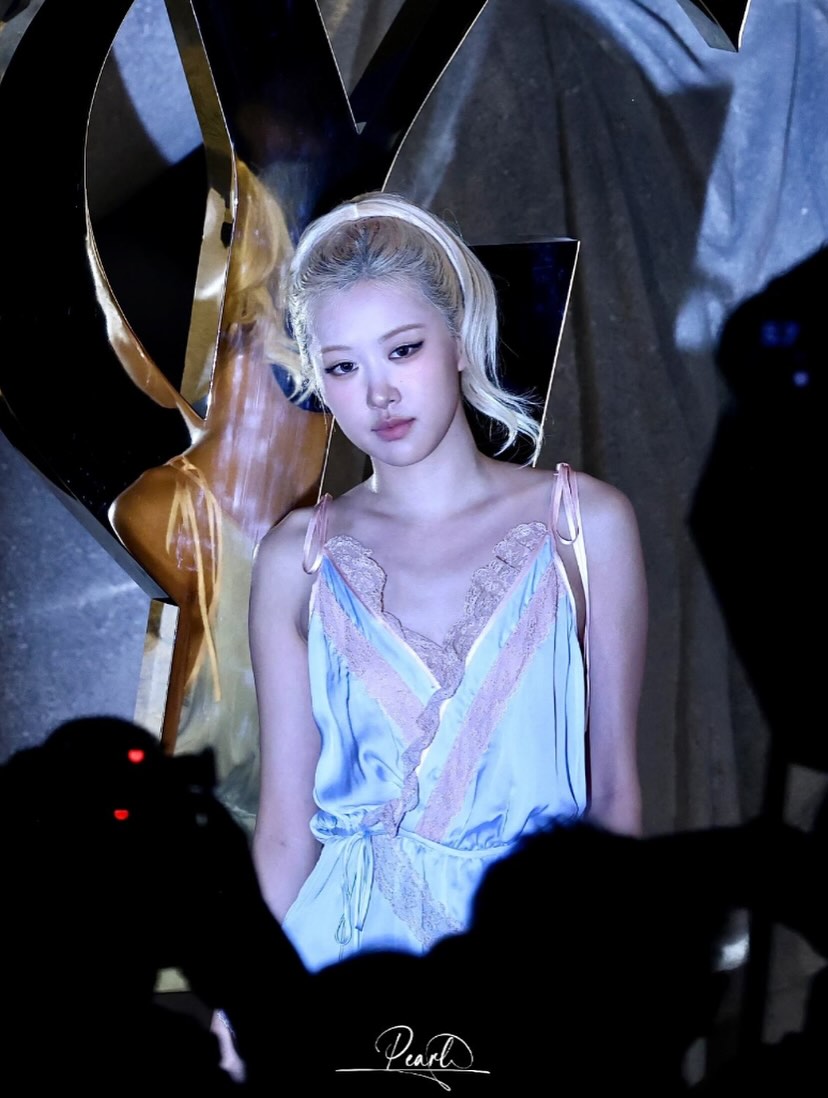 Rosé mặc váy ngủ đến show Saint Laurent hội ngộ bà xã Justin Bieber: Gặp sự cố bất ngờ vẫn sexy dữ dội- Ảnh 8. Rosé mặc váy ngủ đến show Saint Laurent hội ngộ bà xã Justin Bieber: Gặp sự cố bất ngờ vẫn sexy dữ dội- Ảnh 8.
