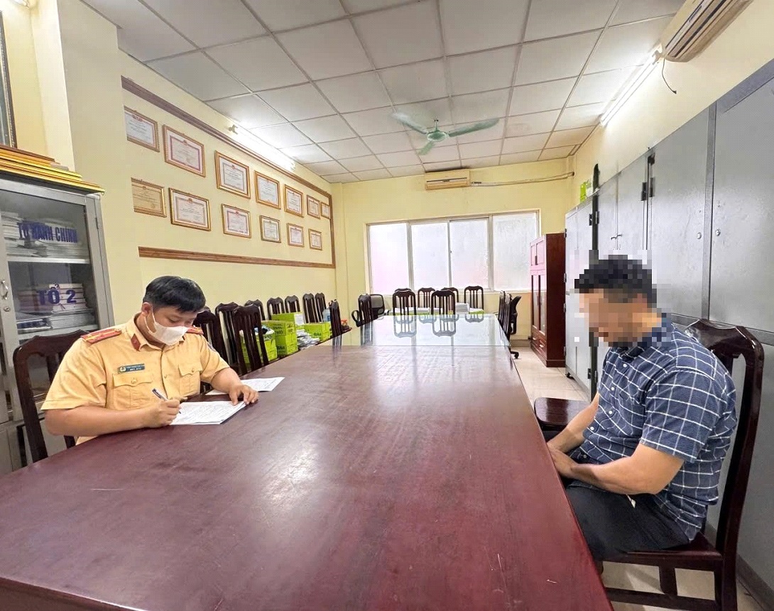 Xác định danh tính thanh niên đi SH ngổ ngáo, đá xe 1 phụ nữ dừng đèn đỏ- Ảnh 1.